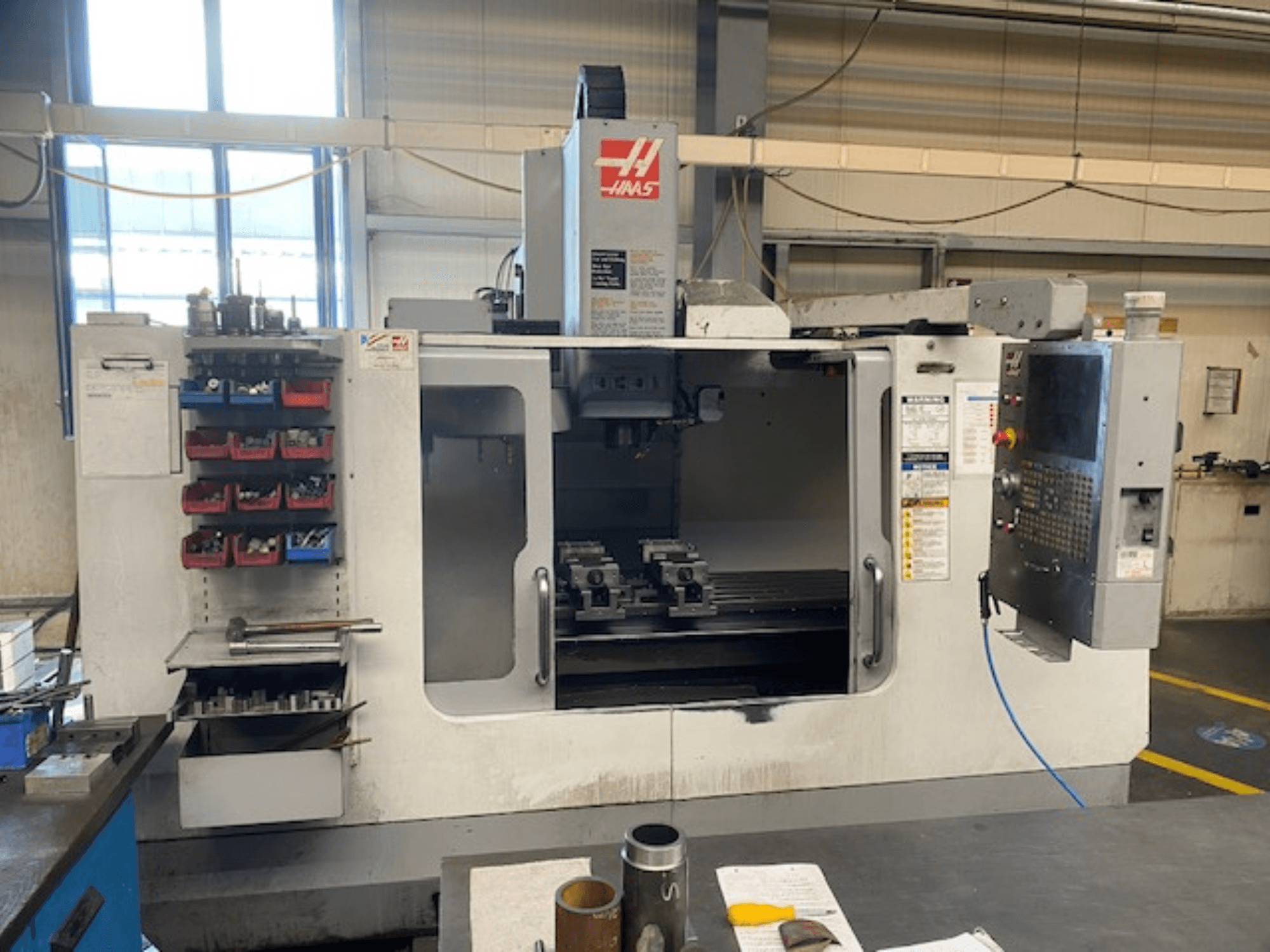 Vorderansicht der Haas CNC-Fräsmaschine, Modell VF-2, mit Werkzeugspeicher, Bedienfeld und Arbeitsbereich.