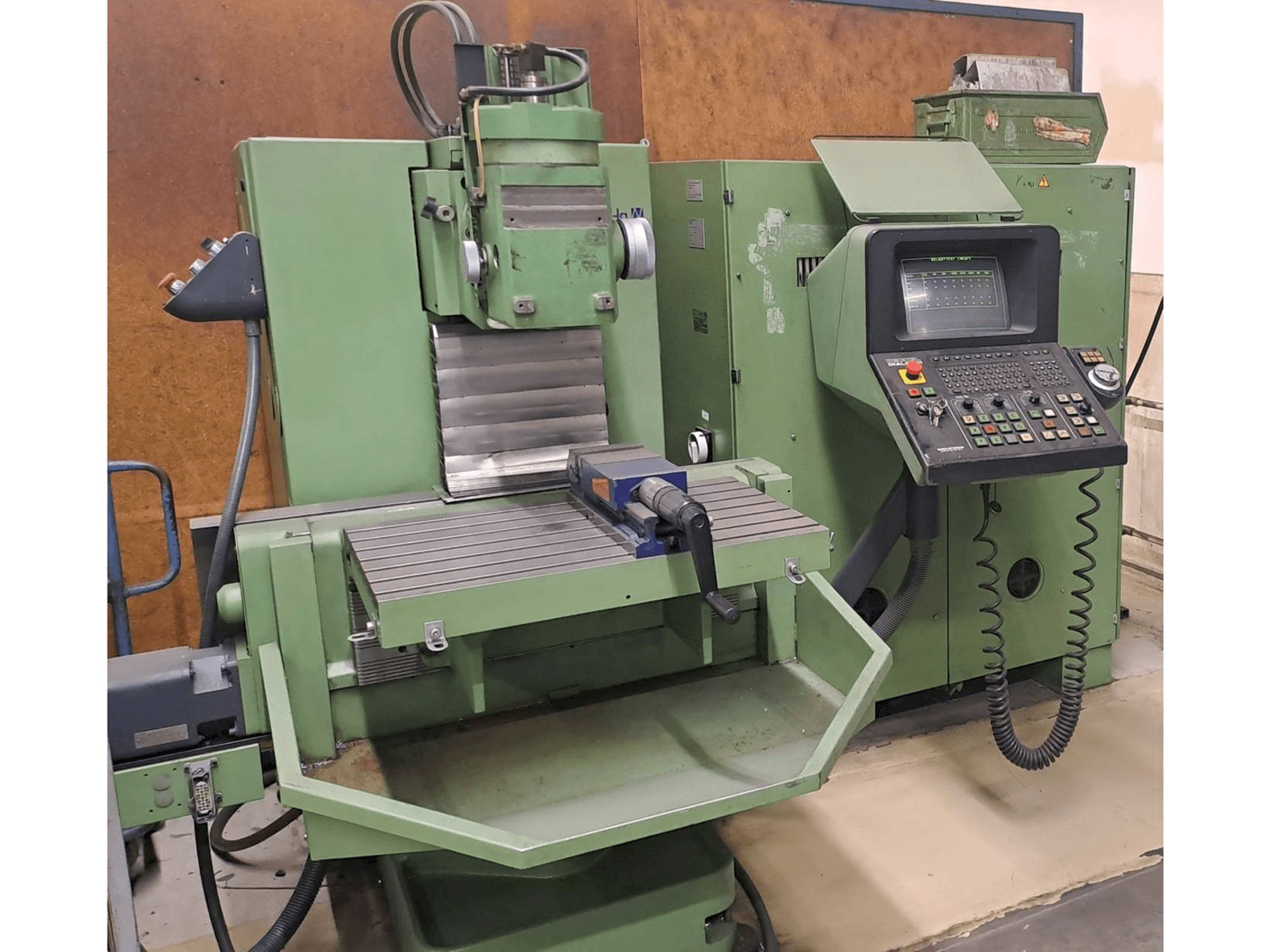 Frontansicht der DECKEL FP3NC Maschine