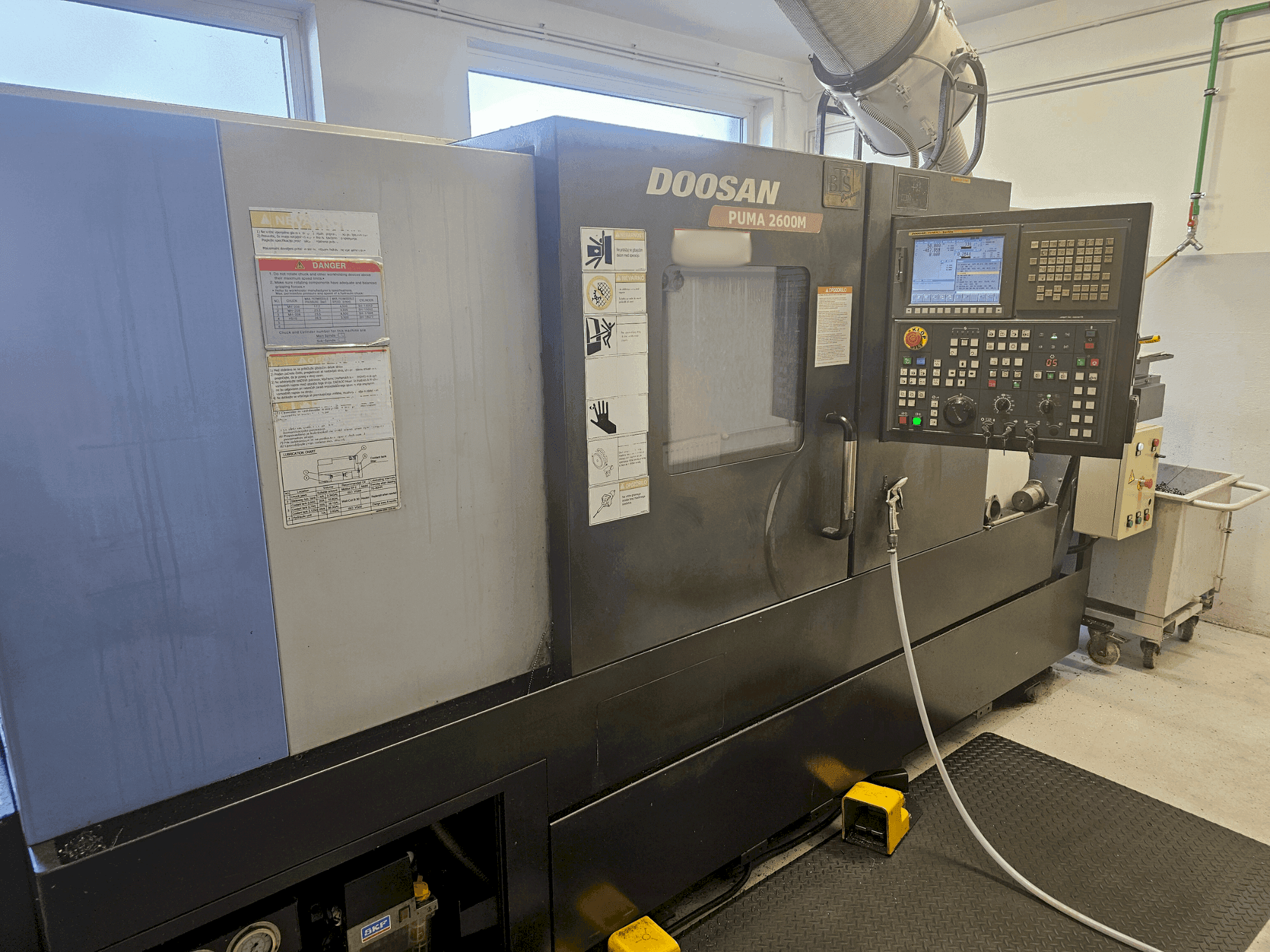 Frontansicht der DOOSAN Puma 2600M Maschine