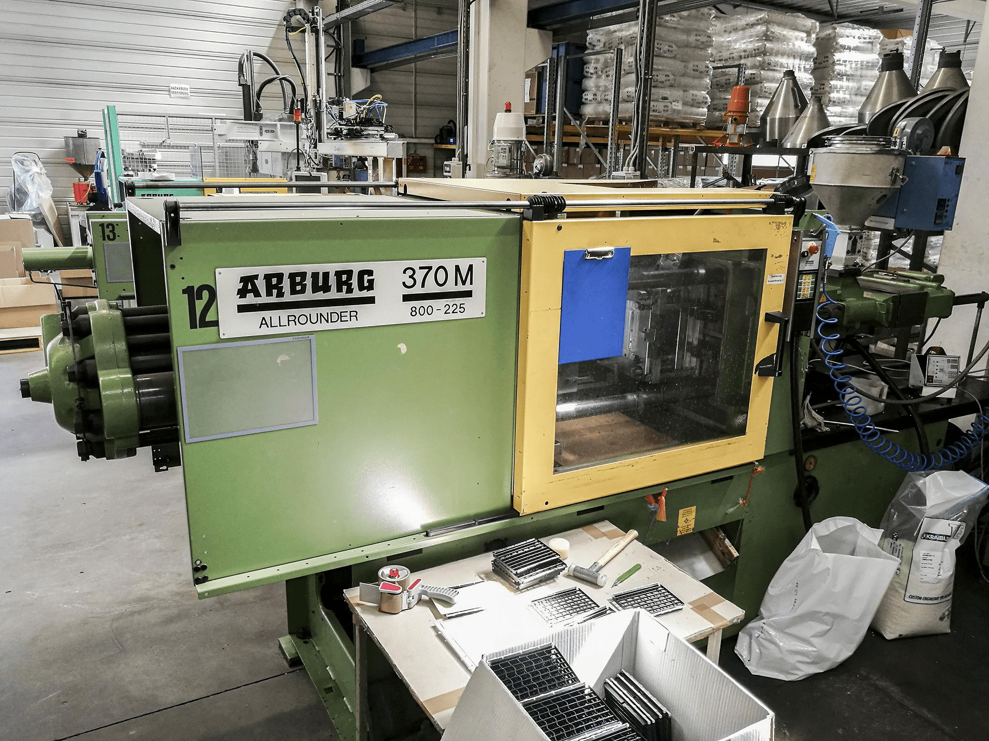 Frontansicht der Arburg 370M 800-225 Maschine