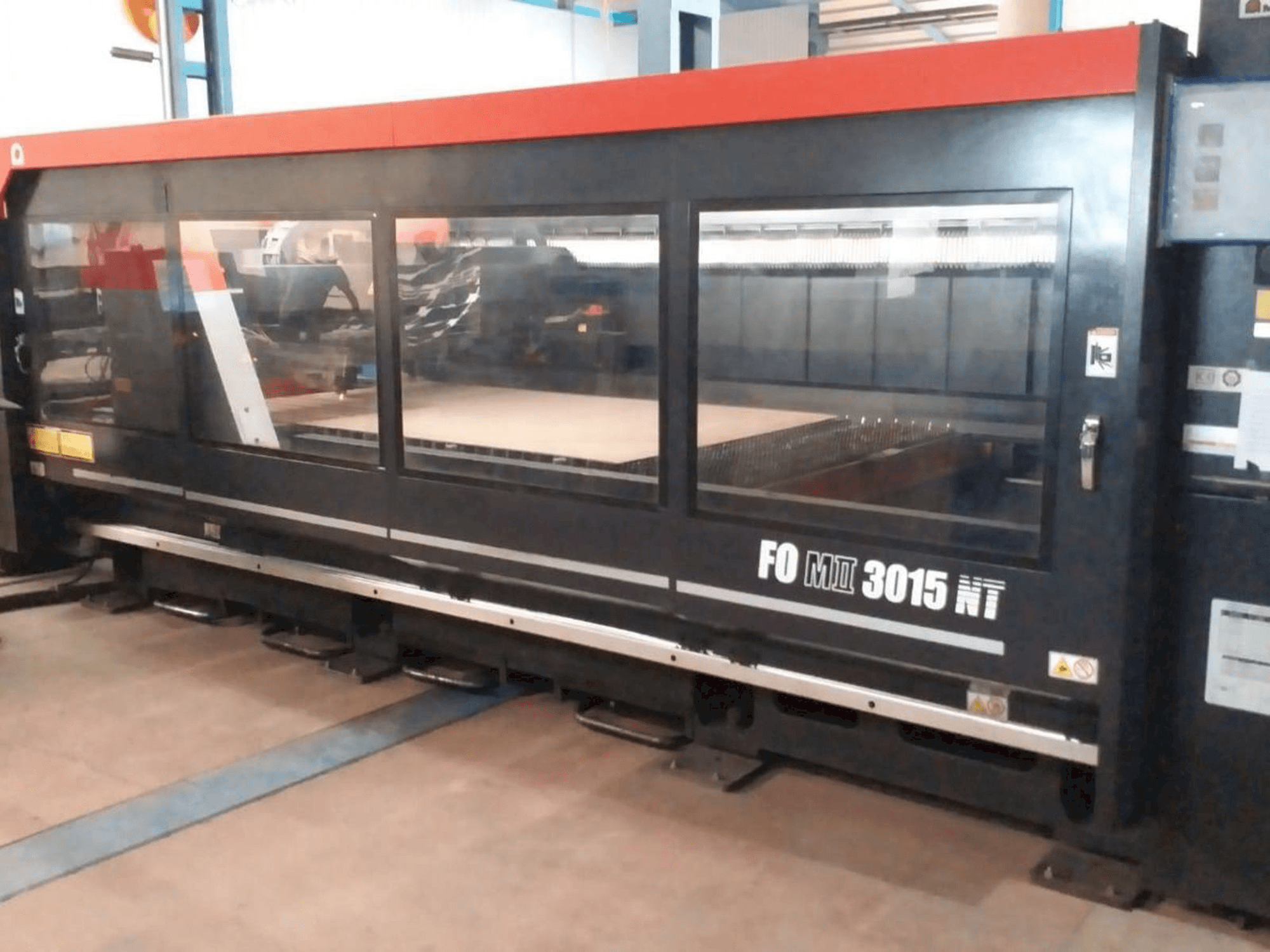 Frontansicht der AMADA F0M2 3015 MT Maschine