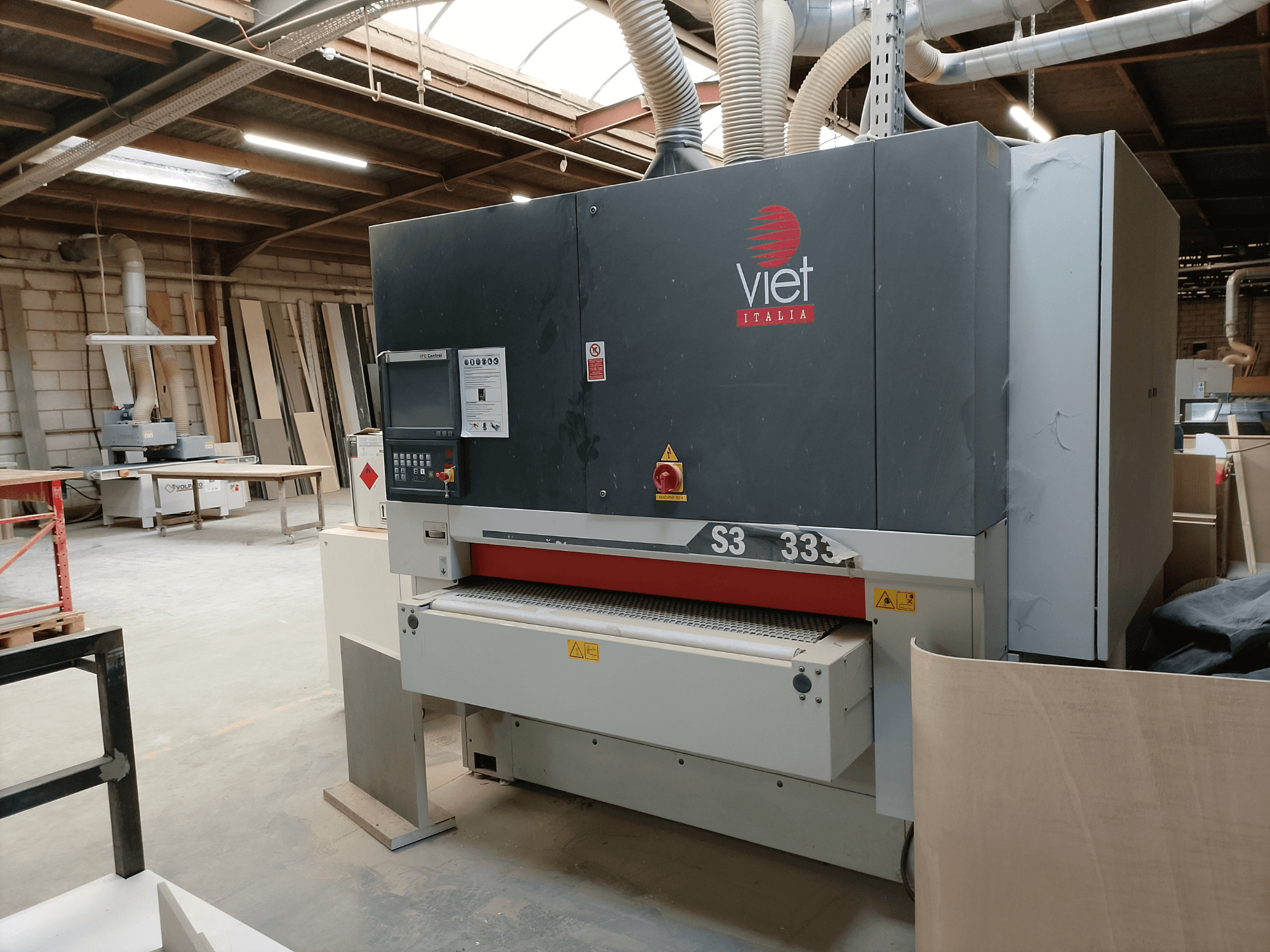 Bandschleifmaschine von Viet, Modell S3 333, Vorderansicht, zeigt Bedienfeld und Schleiffläche in einer Werkstattumgebung.