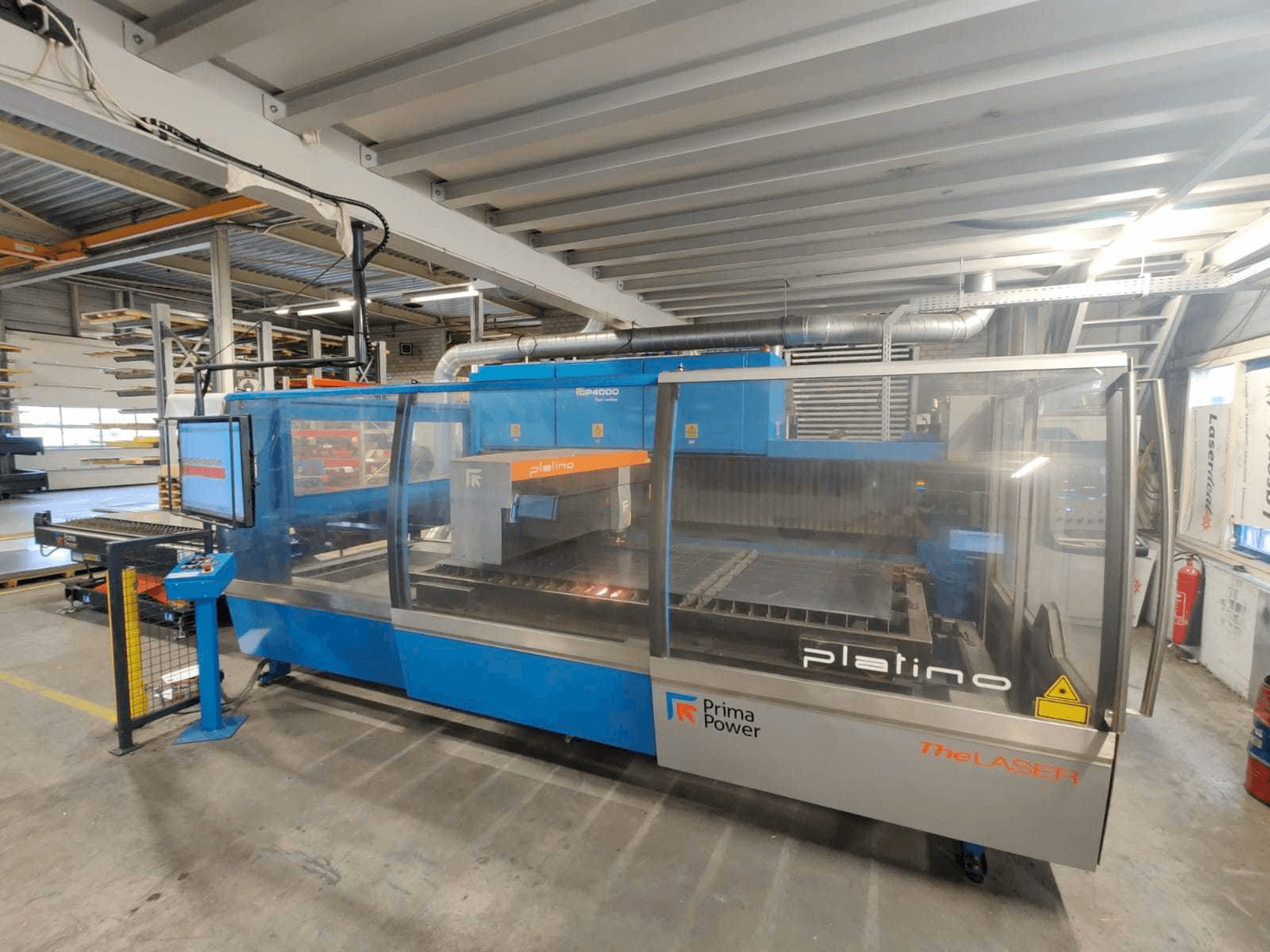 Frontansicht der Prima Industrie Platino 1530 Maschine