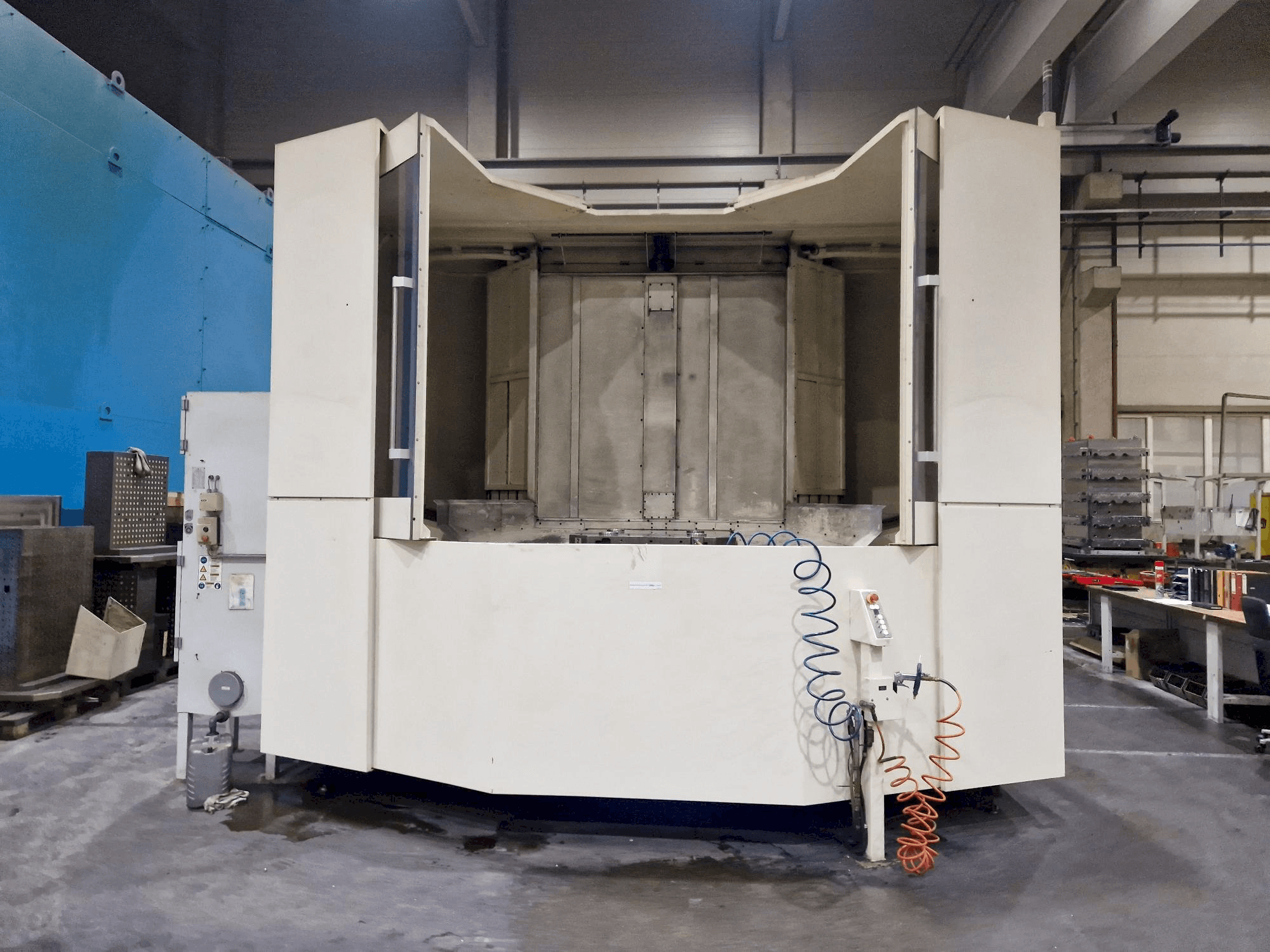 Frontansicht der Makino a120nx Maschine