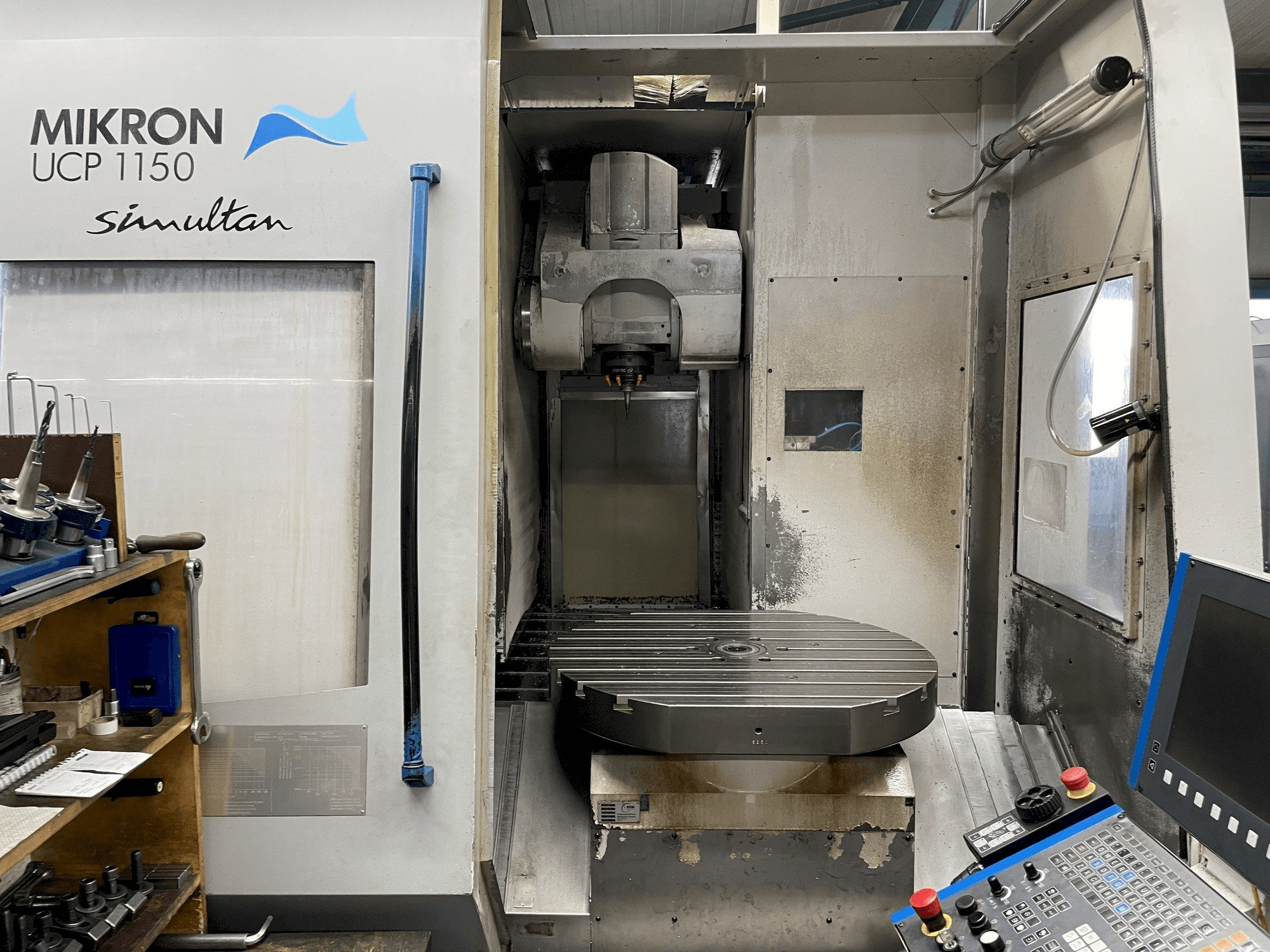 Frontansicht der MIKRON UCP 1150 SIMULTAN Maschine