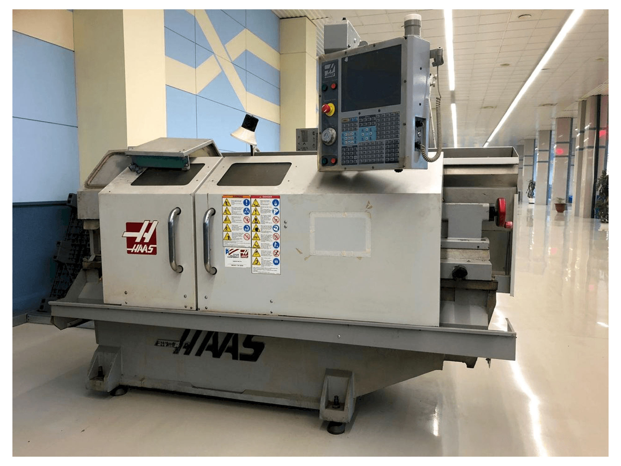 Frontansicht der HAAS TL-2HE Maschine