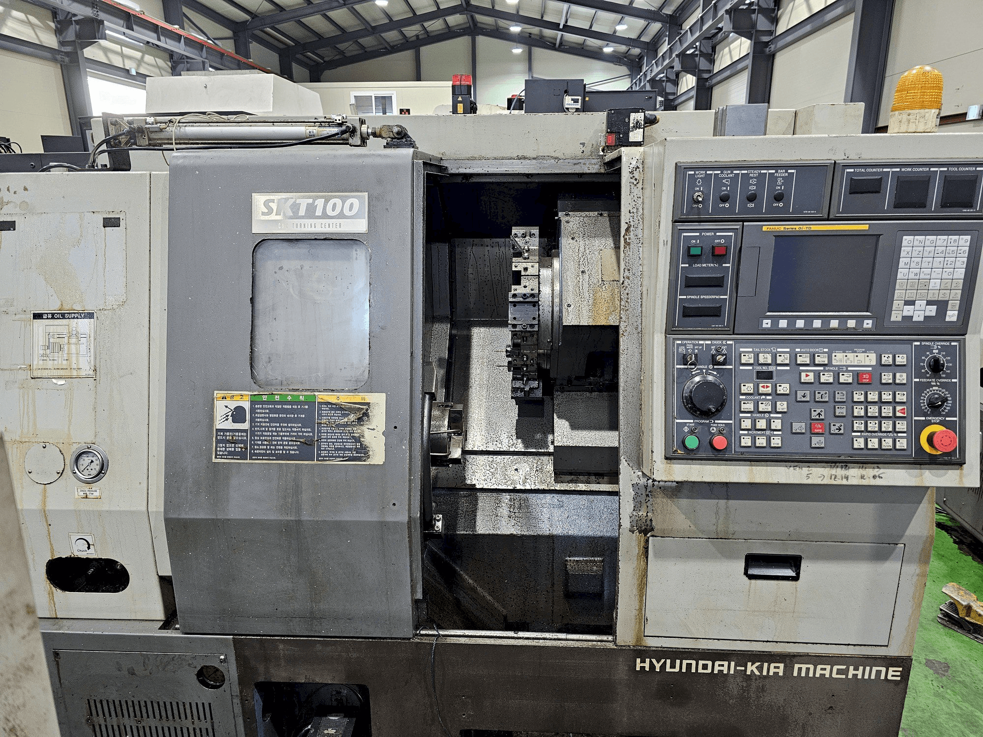 Frontansicht der Hyundai Wia Wia SKT100 Maschine
