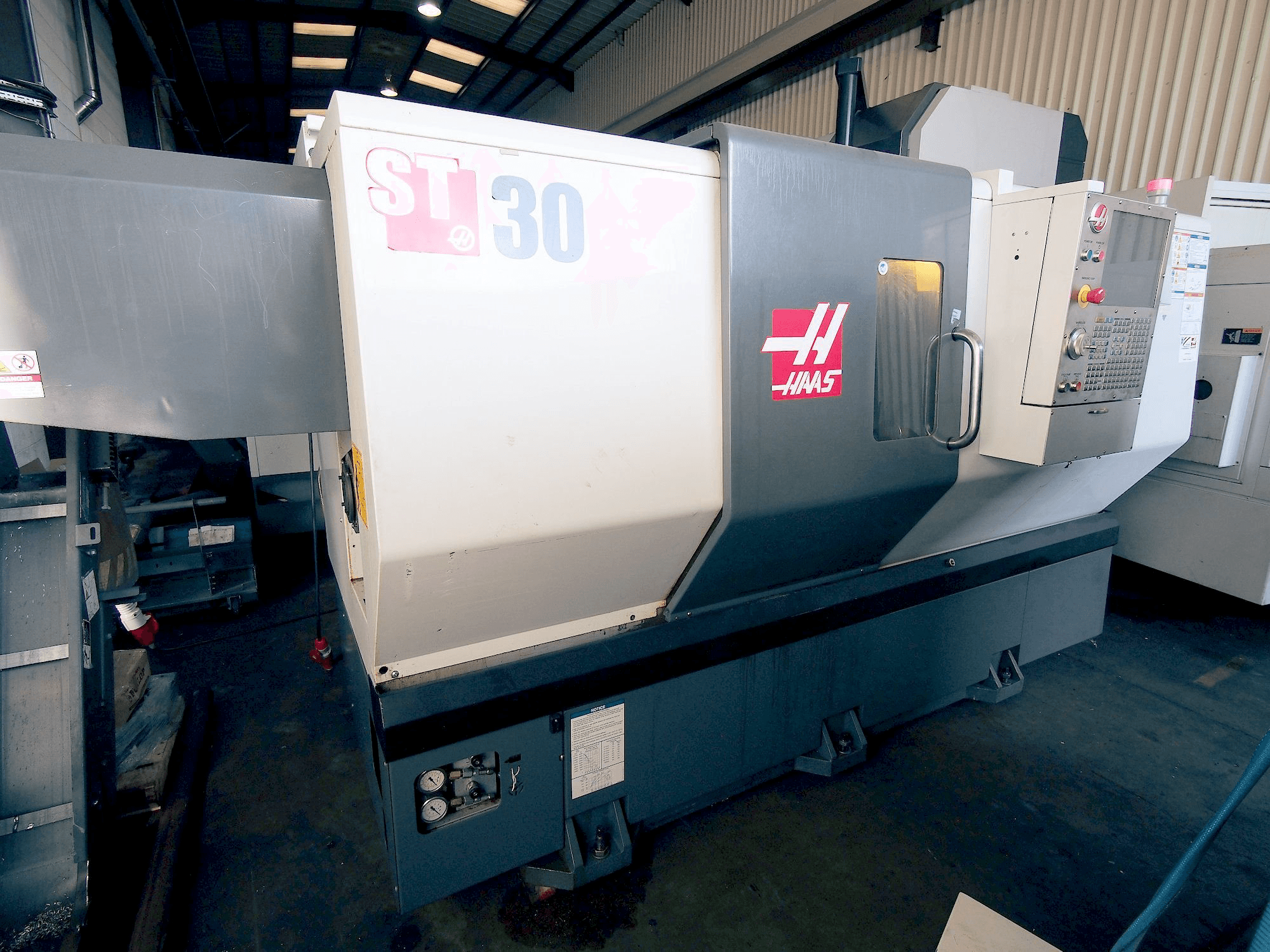 Frontansicht der HAAS ST-30 Maschine
