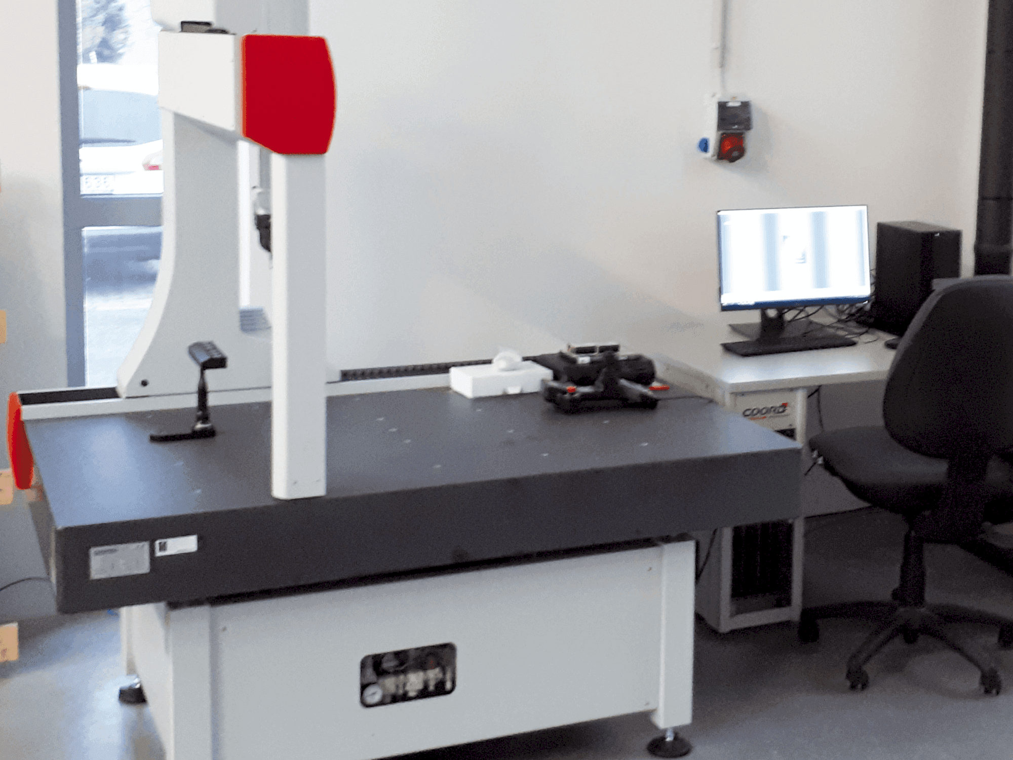 Frontansicht der Coord3 ARES NT-L 10.7.5 CNC Maschine