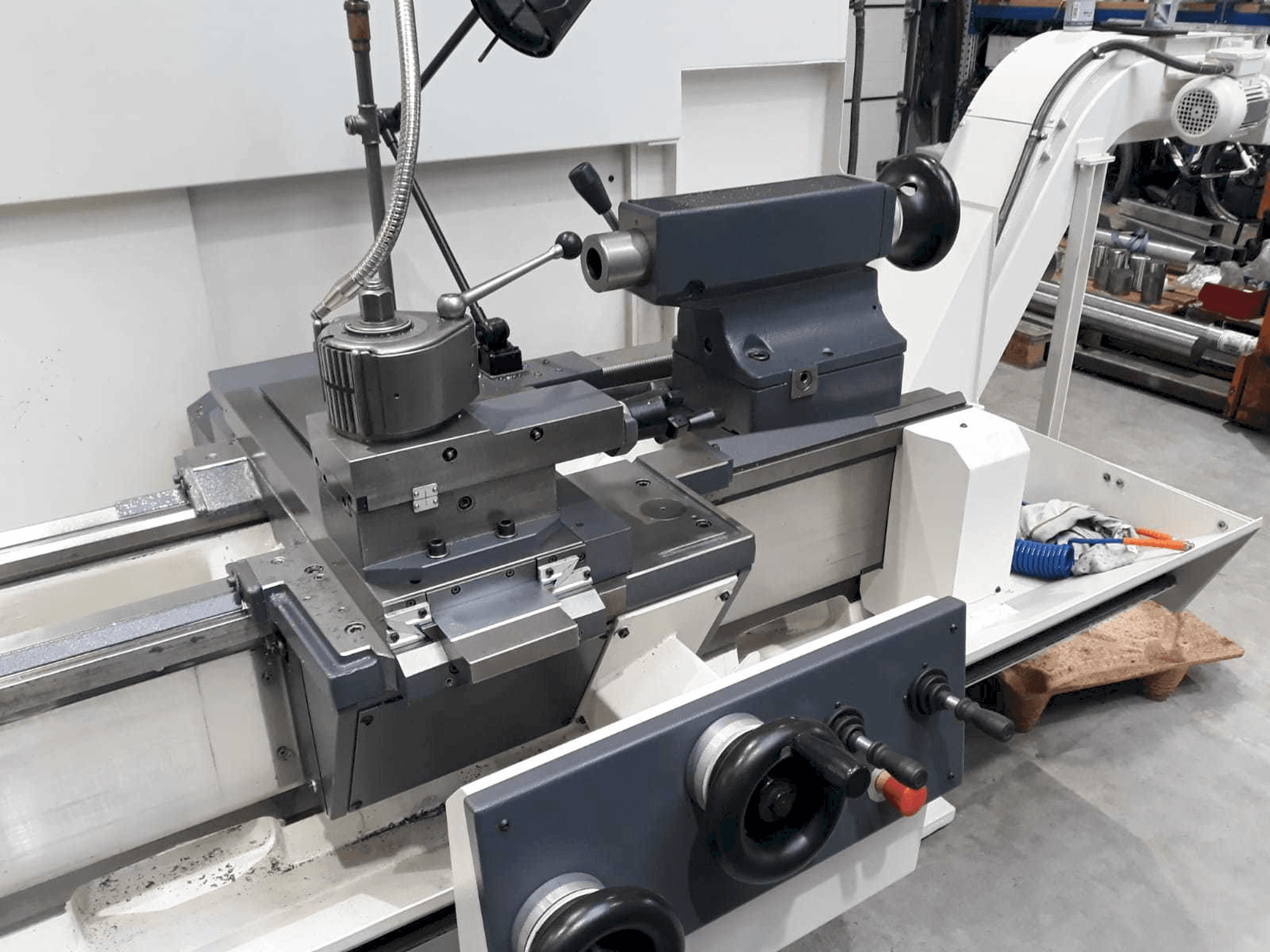 Frontansicht der BOEHRINGER DUS 560 Maschine