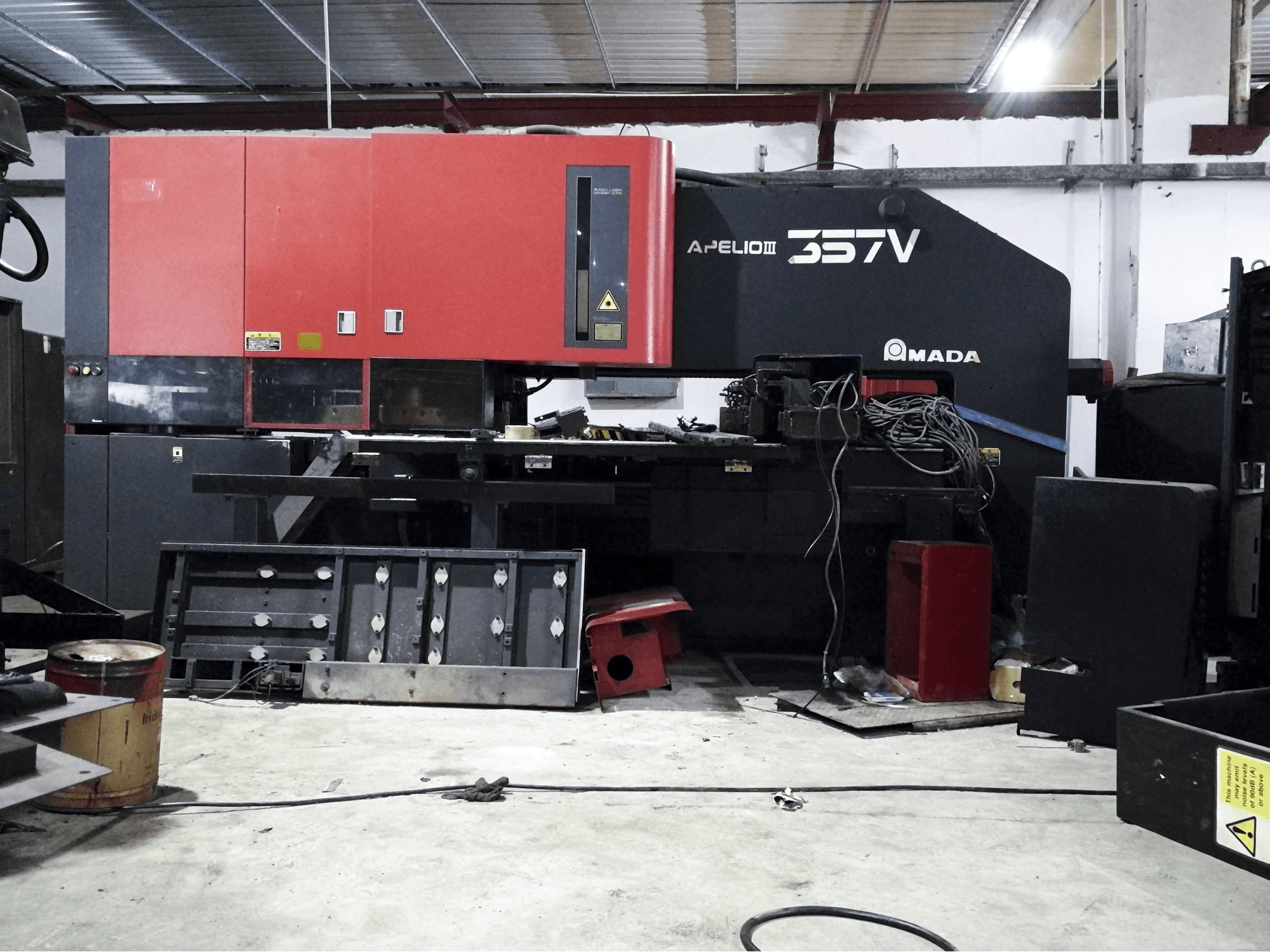 Frontansicht der AMADA APELIO III-357V Maschine