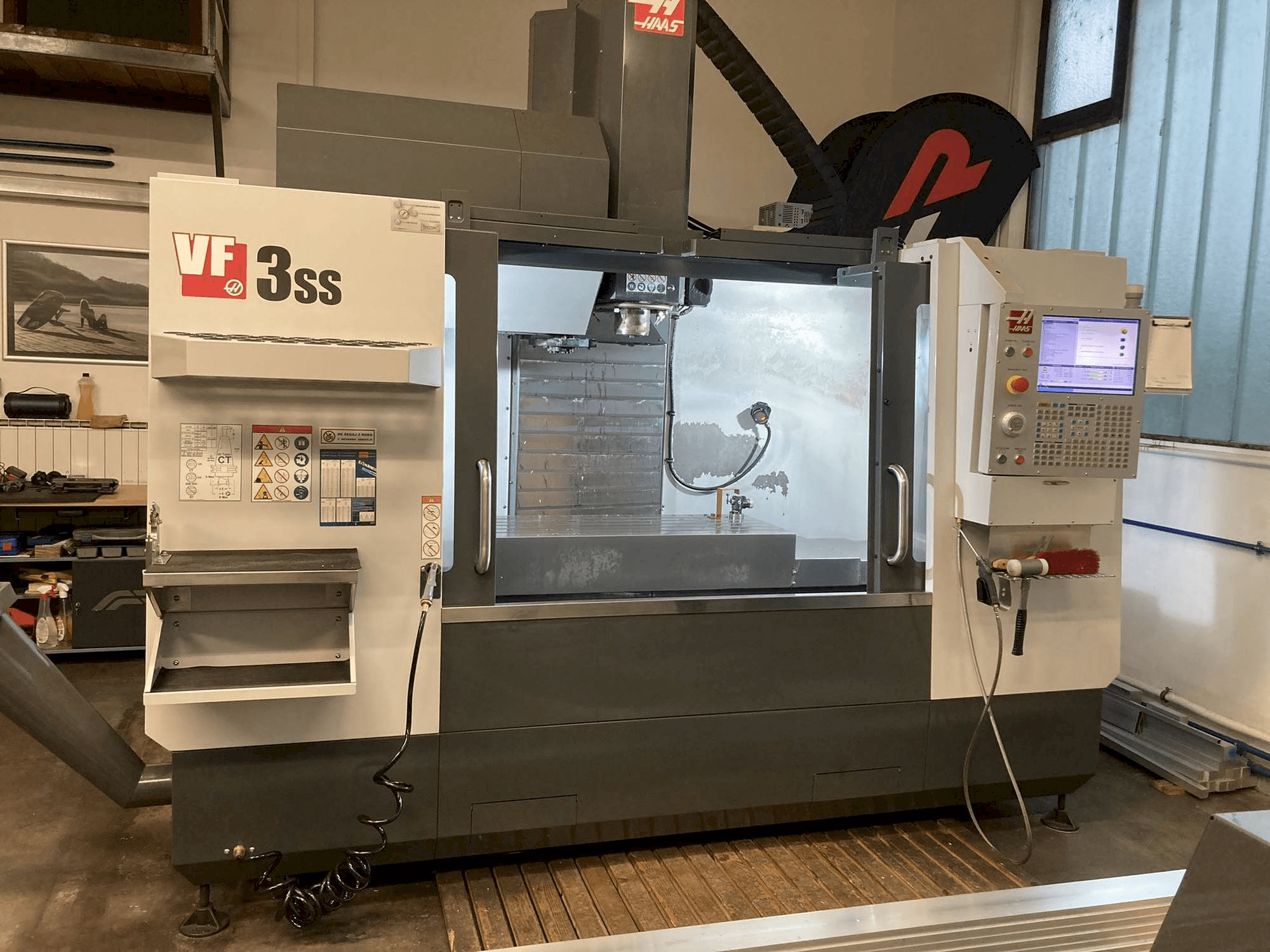 Frontansicht der HAAS VF 3 SS Maschine