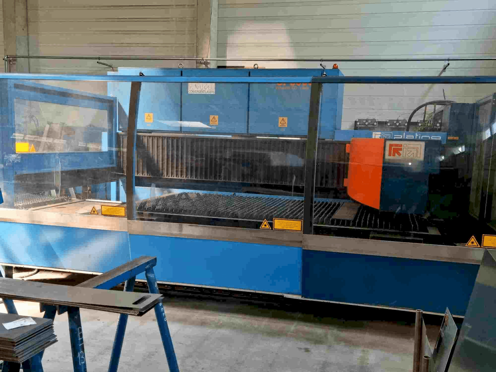 Frontansicht der Prima Industrie Platino 1530 3kW Maschine