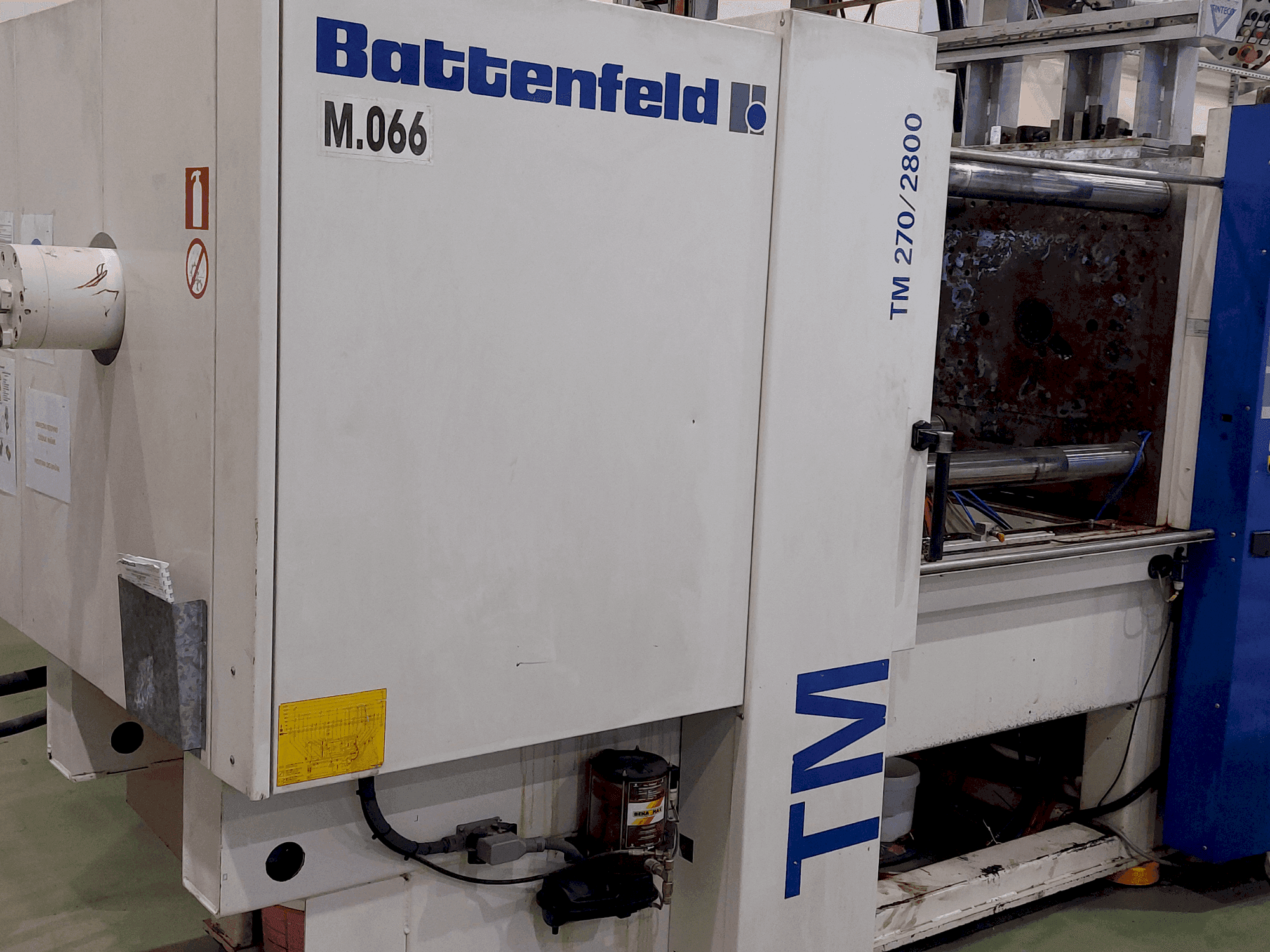 Frontansicht der Battenfeld TM 270 / 2800 Maschine