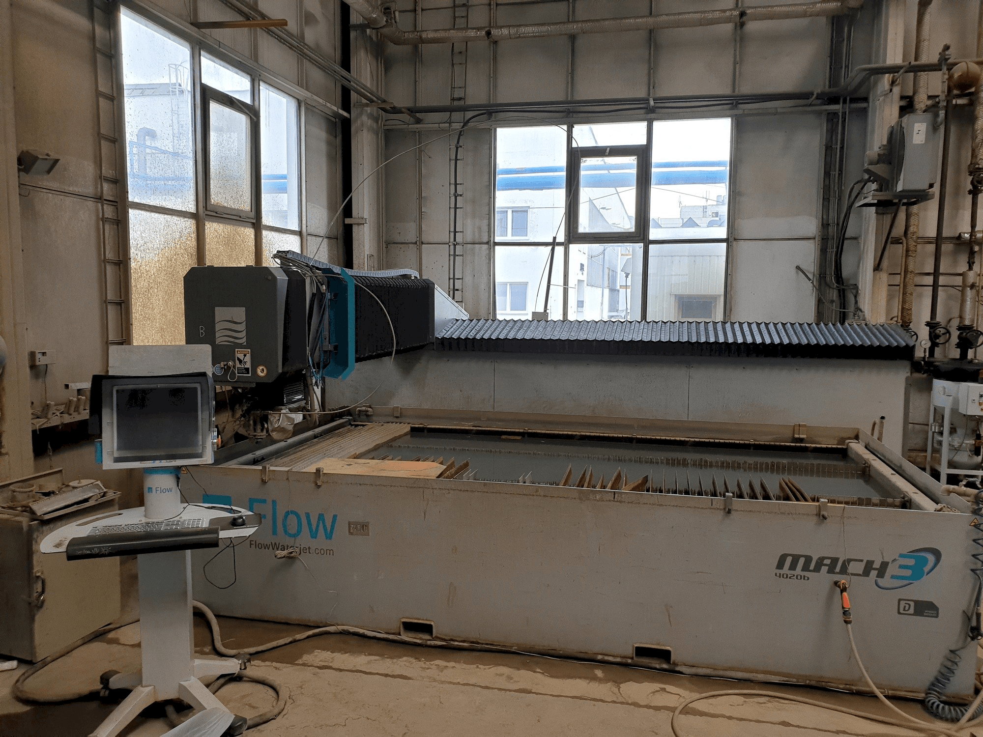 Frontansicht der Flow Mach 3-4020B Maschine