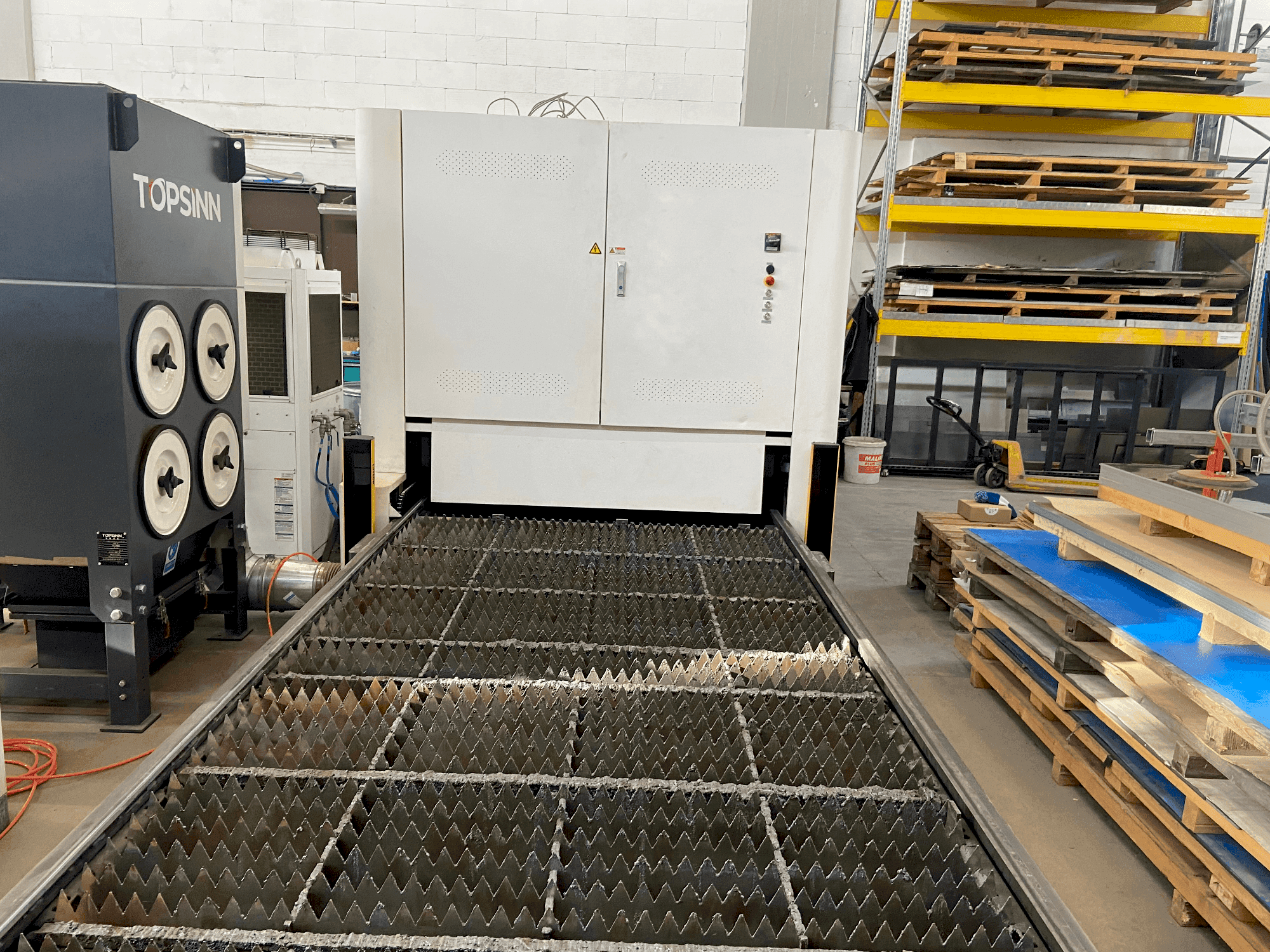 Frontansicht der Bodor C3 Maschine