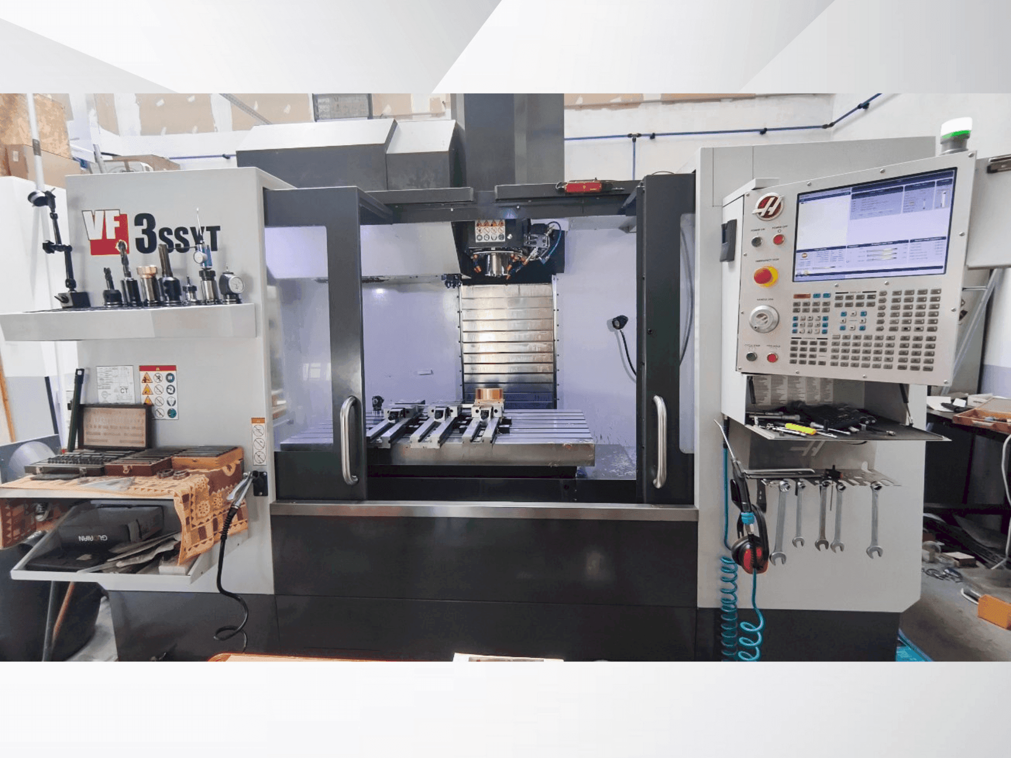 Frontansicht der HAAS VF-3SSYT with HRT 210 4X Maschine