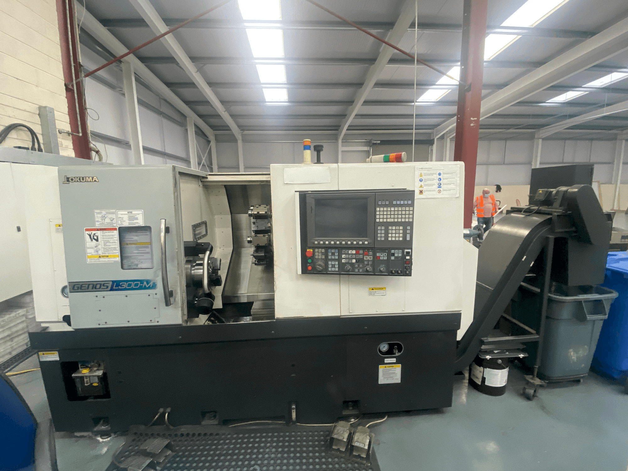 Frontansicht der Okuma Genos L300MW Maschine