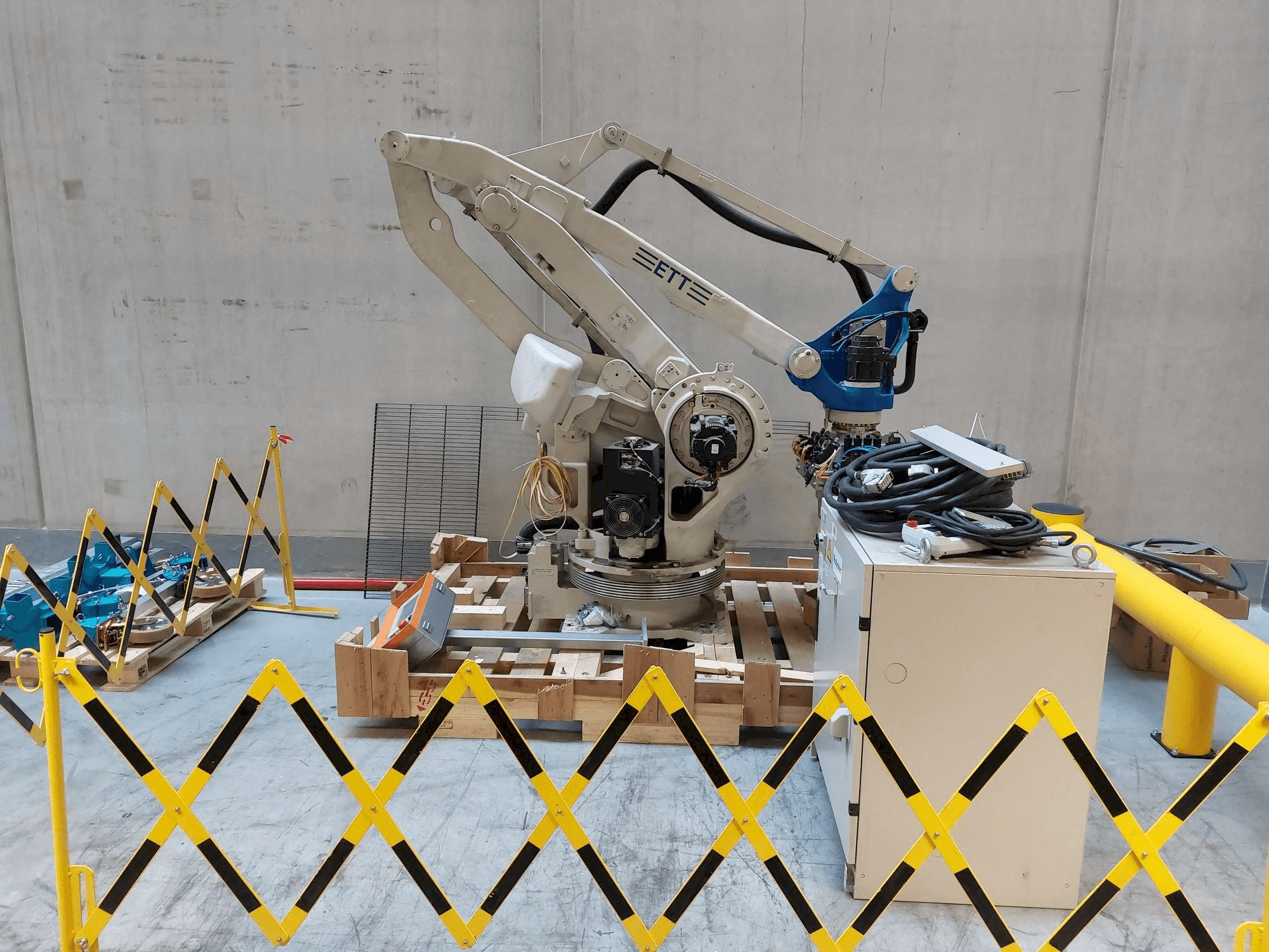 Frontansicht der Yaskawa Motoman YR-MPL0160-B04 Maschine