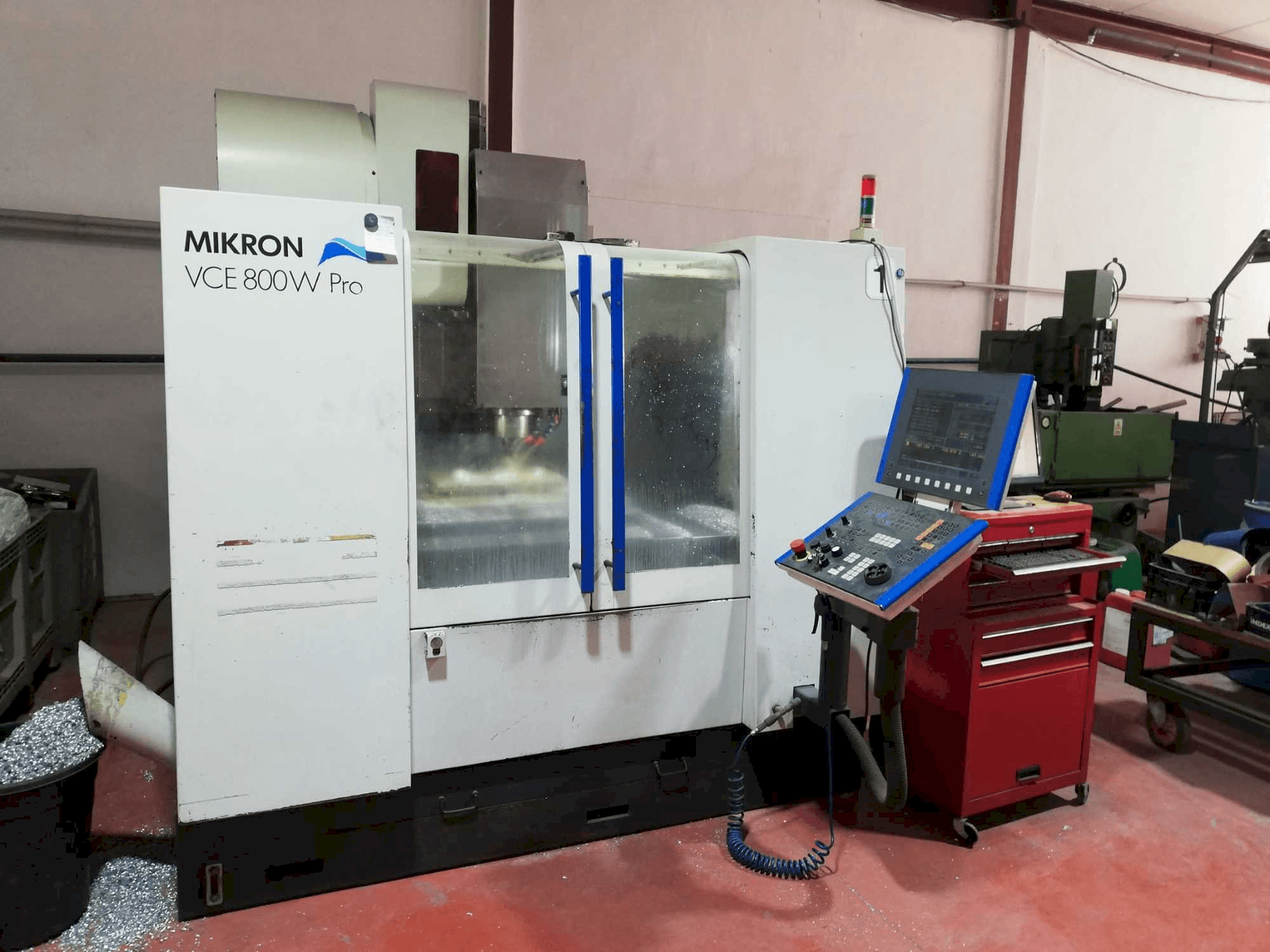 Frontansicht der MIKRON VCE 800W Pro Maschine
