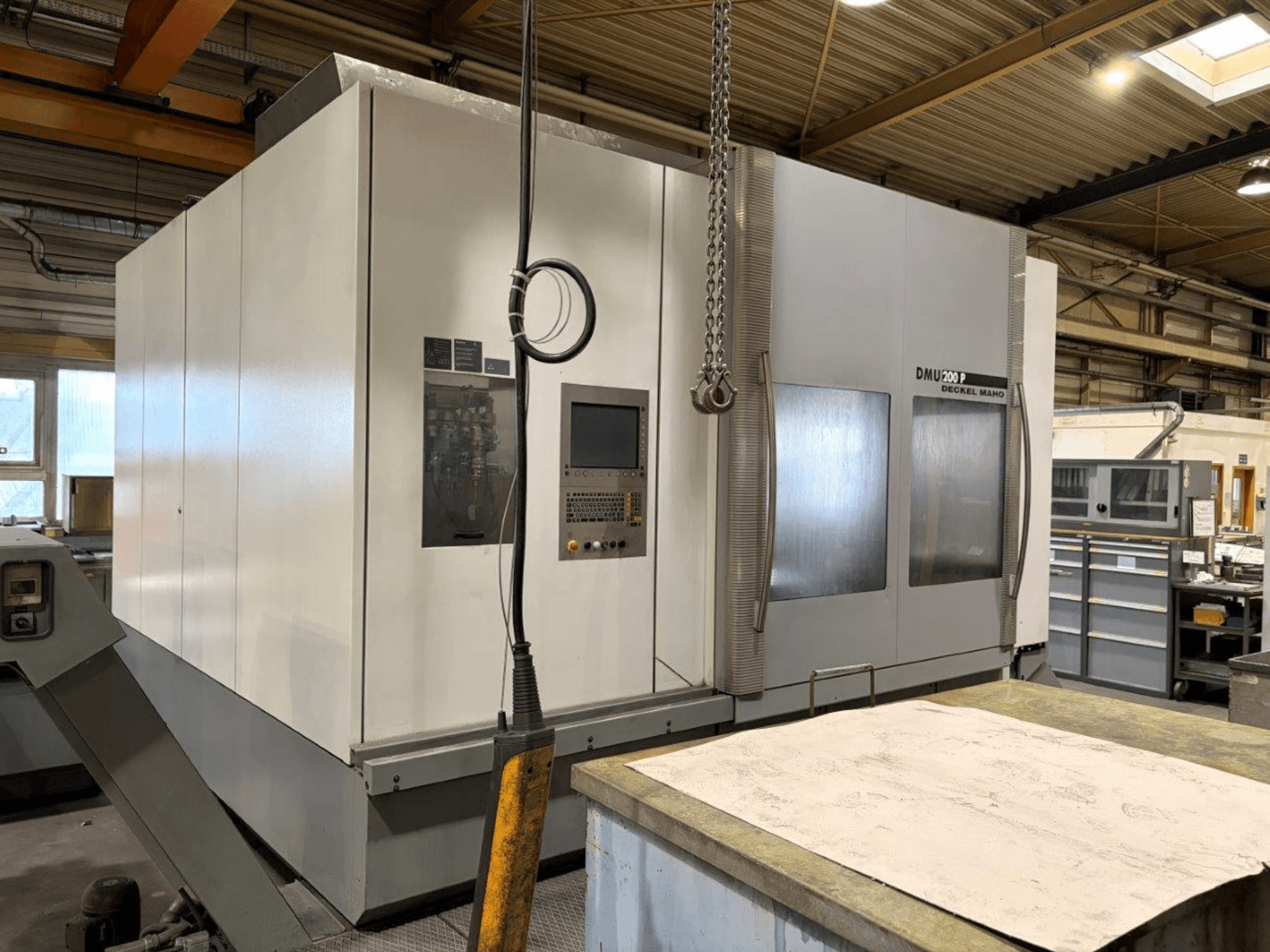 DMG MORI DMU 200 Universal-Bearbeitungszentrum in einer Werkstatt, Vorderansicht, mit Bedienfeld und äußeren Merkmalen.