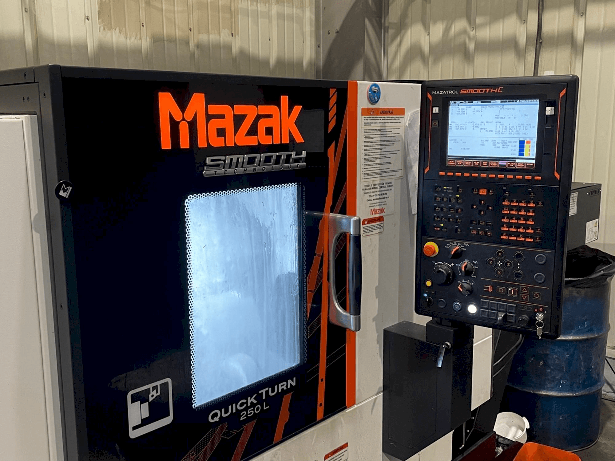 Frontansicht der Mazak Quick Turn 250 L Maschine
