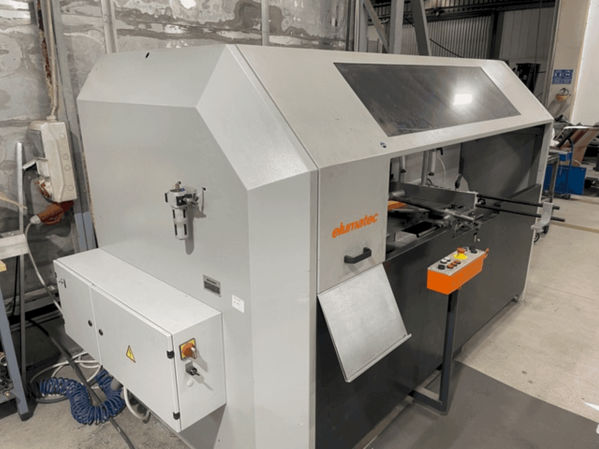 Frontansicht der Elumatec AKS134/64 Maschine