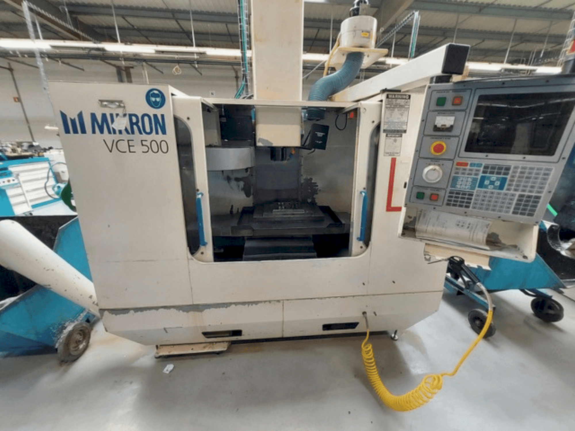 Frontansicht der HAAS MIKRON VCE 500 Maschine
