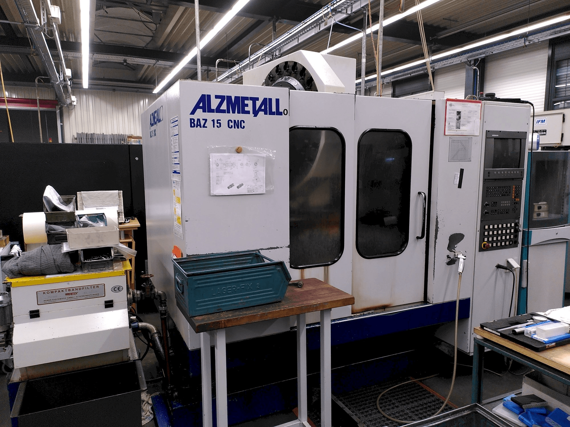 Frontansicht der Alzmetall BAZ 15 CNC Maschine