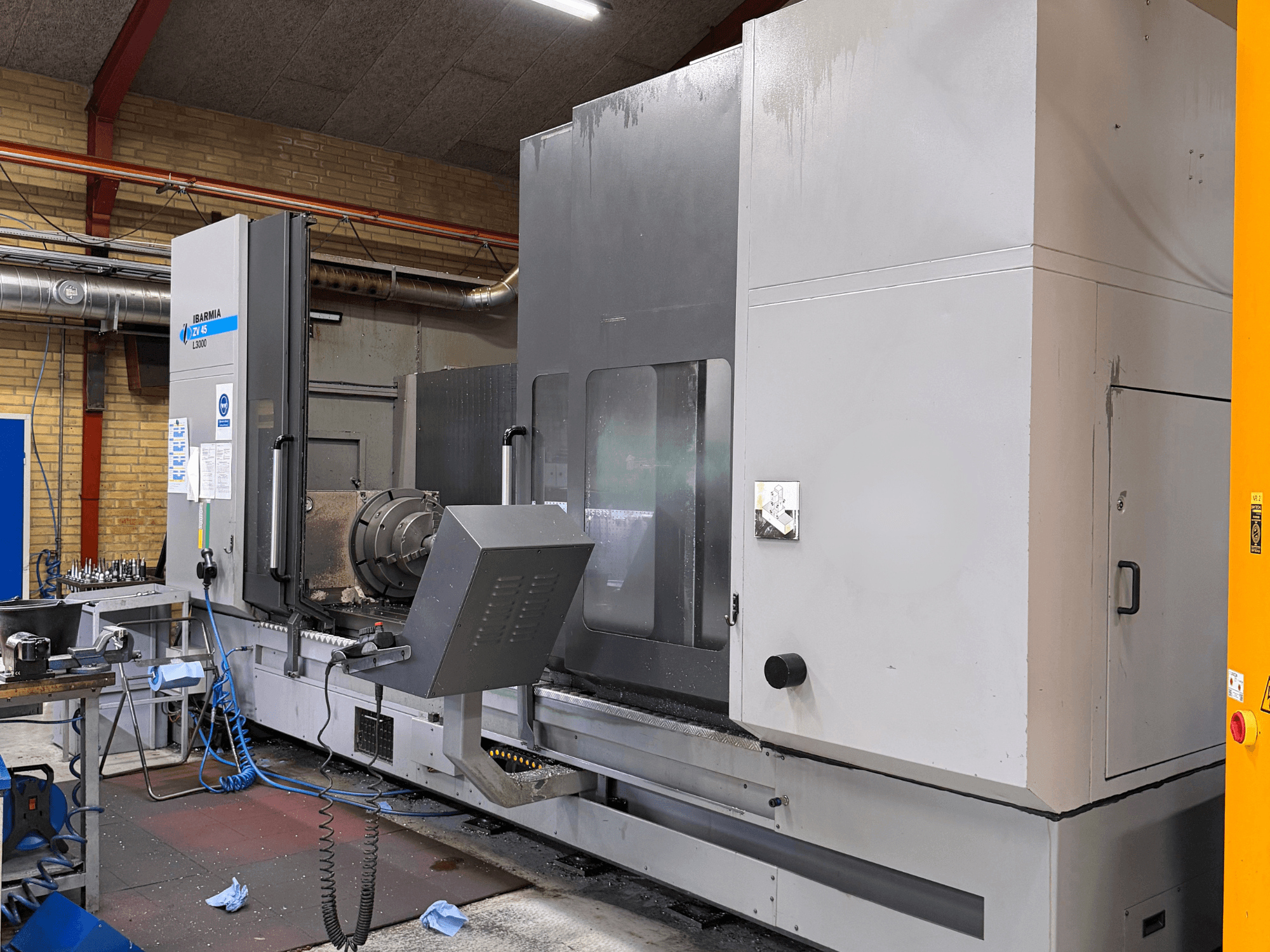 Vertikales Bearbeitungszentrum IBARMIA ZV45 L3000, Vorderansicht; große Metallverkleidung, Bedienfeld, sichtbare Werkzeugbestückung.