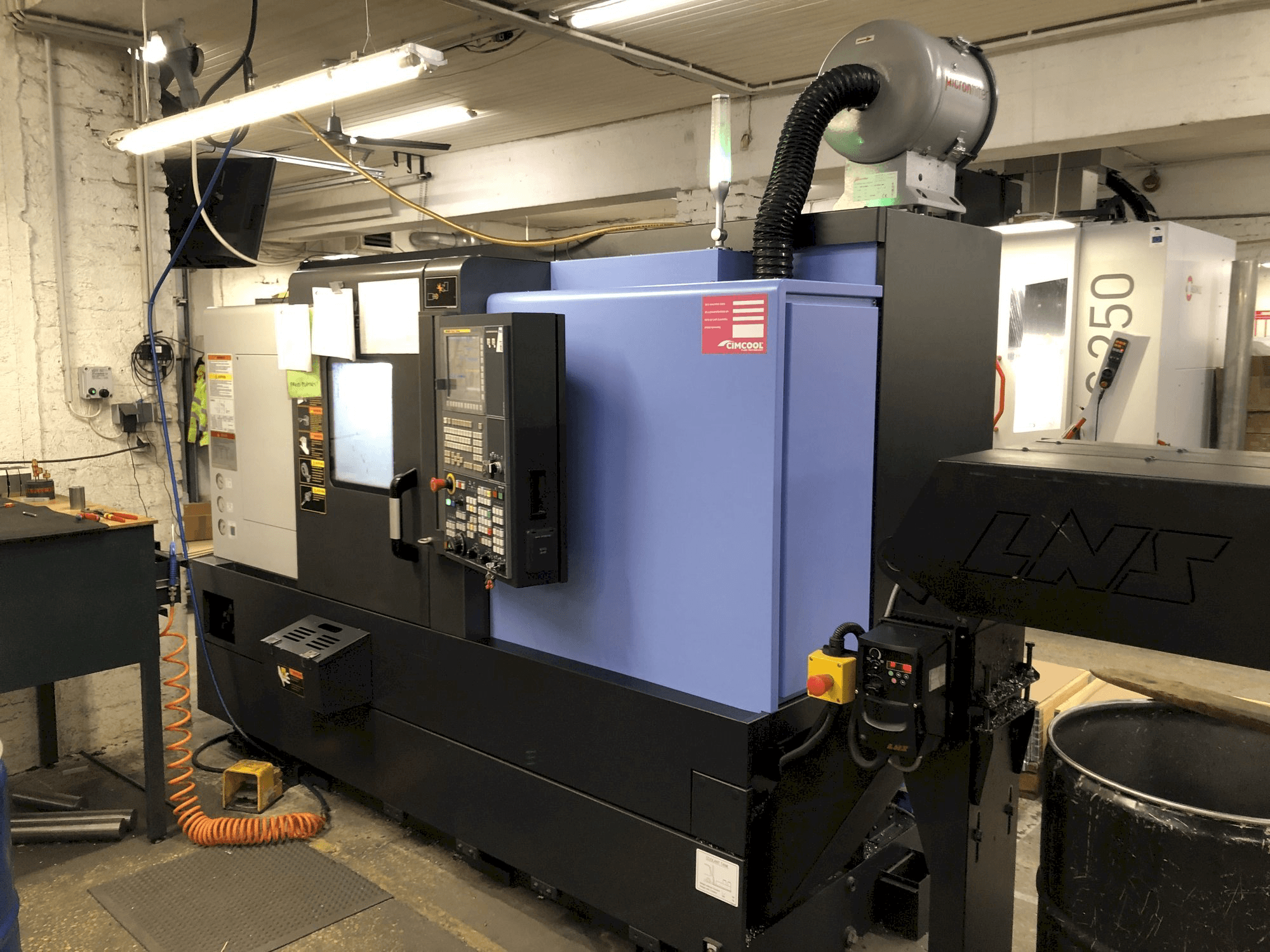 Frontansicht der Doosan Lynx 220 LYC Maschine