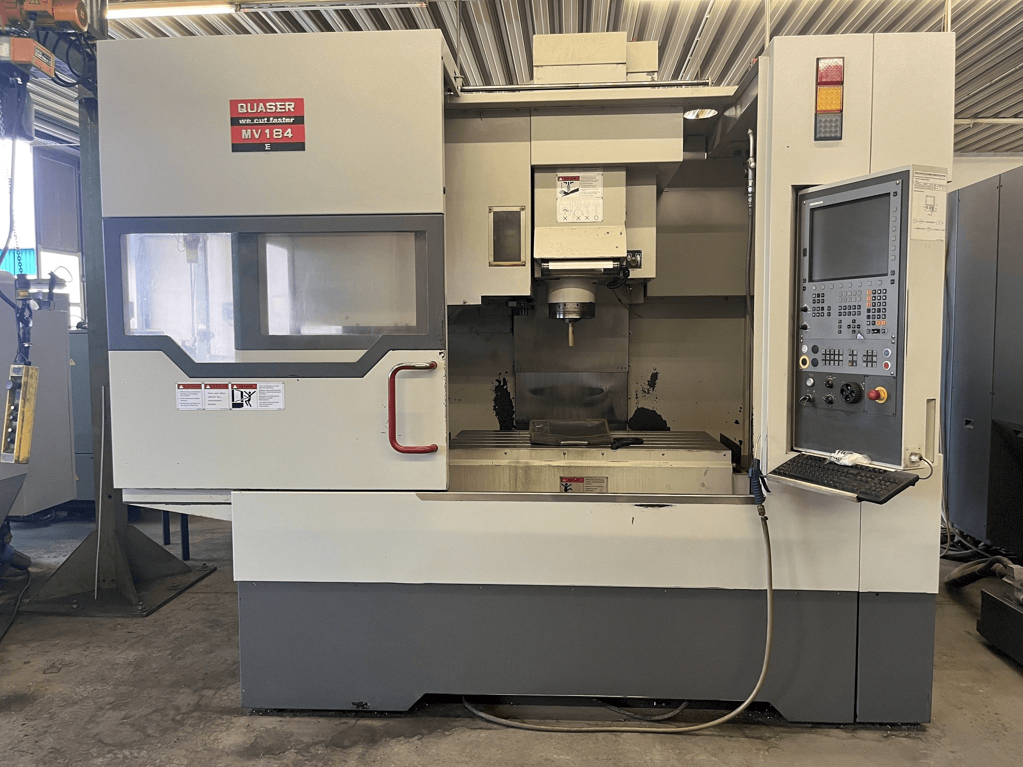 Frontansicht der Quaser MV 184E Maschine