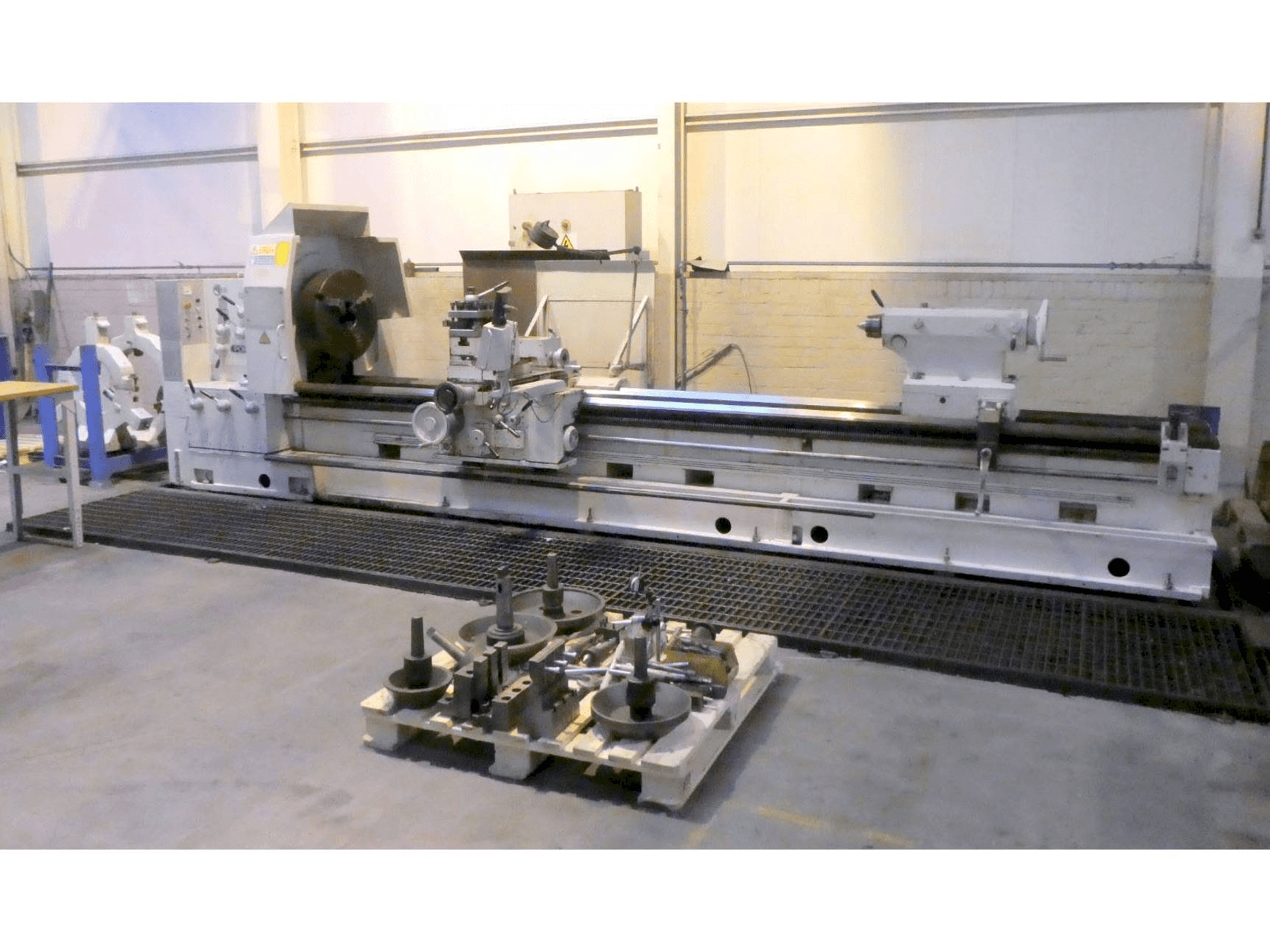 Frontansicht der Poreba TRP93 X 4M Maschine