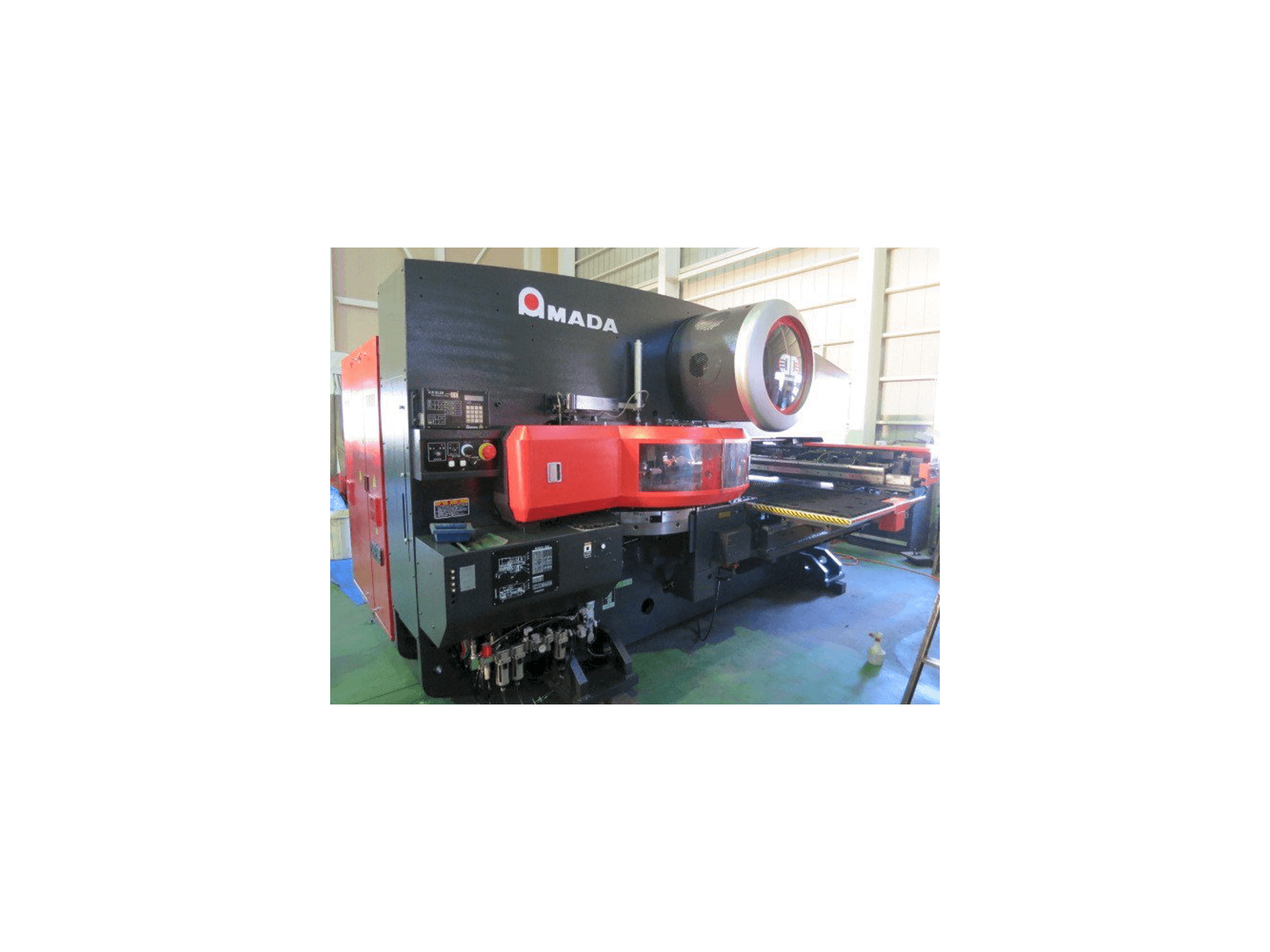 Frontansicht der AMADA EMK 345NT Maschine