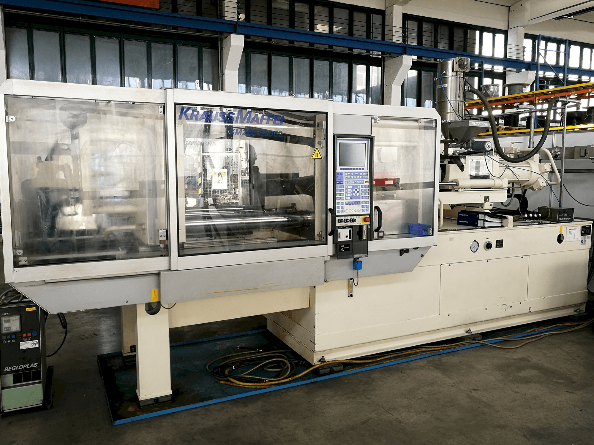 Frontansicht der Krauss Maffei 200-700 C2 Maschine