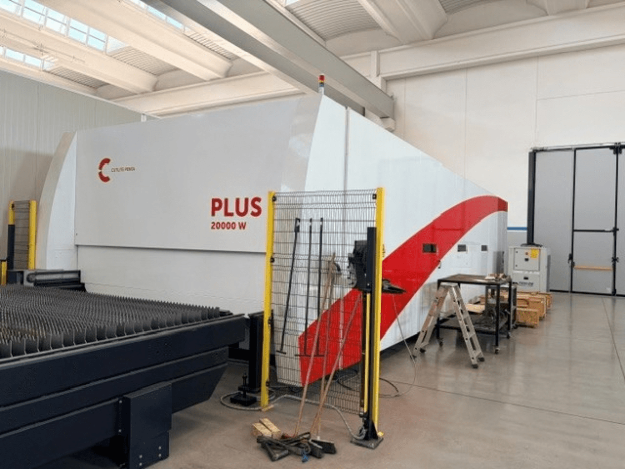 CUTLITE PENTA PLUS LM 9030 Faserlaserschneidemaschine, Seitenansicht, mit einer Leistung von 20.000 W, inklusive Schutzzaun und Arbeitsbereich.