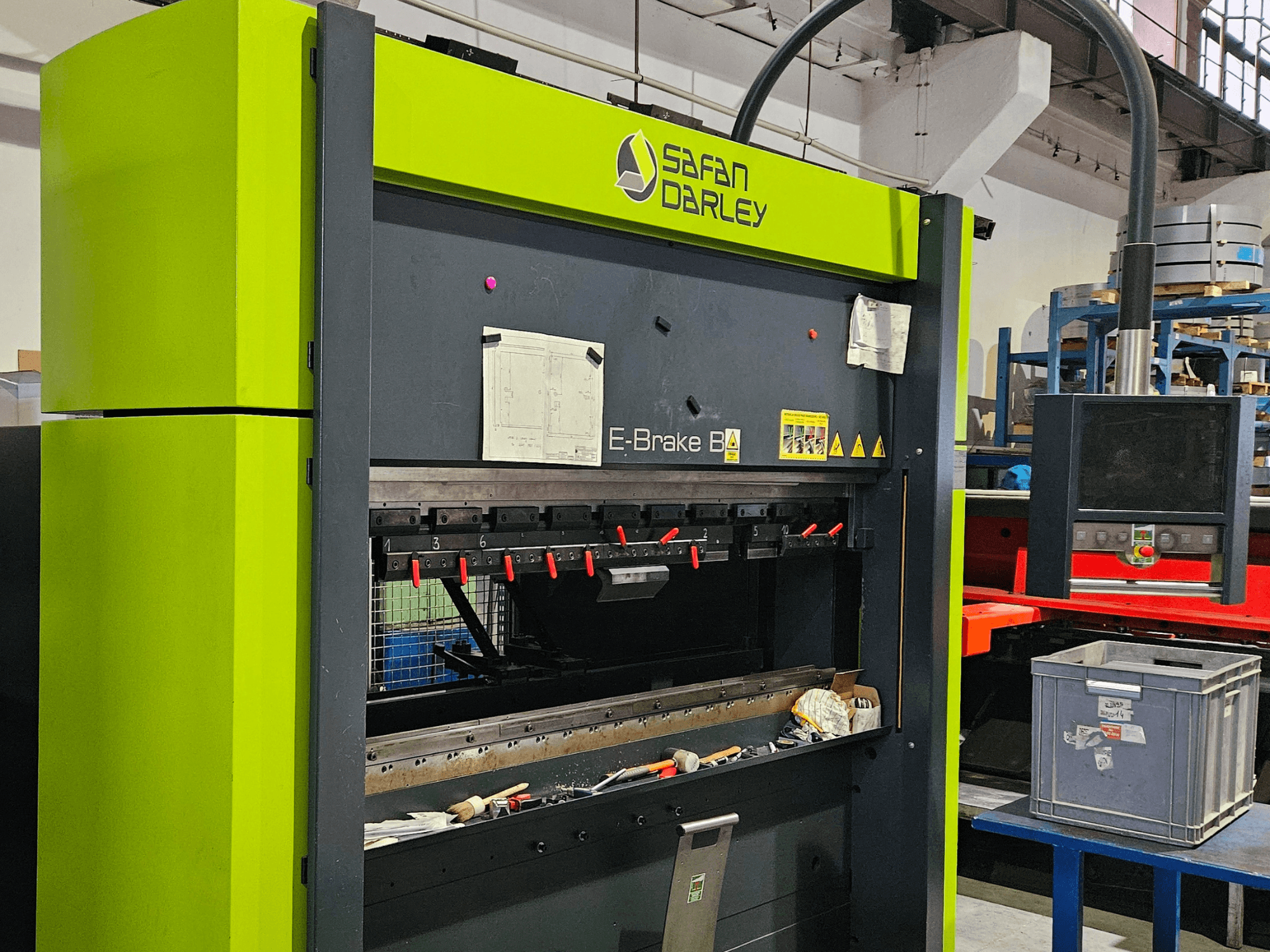 SAFAN E-Brake B 50-2050 Abkantpresse in einer Werkstatt, mit roten Spannwerkzeugen und Bedienfeld, von vorne gesehen.