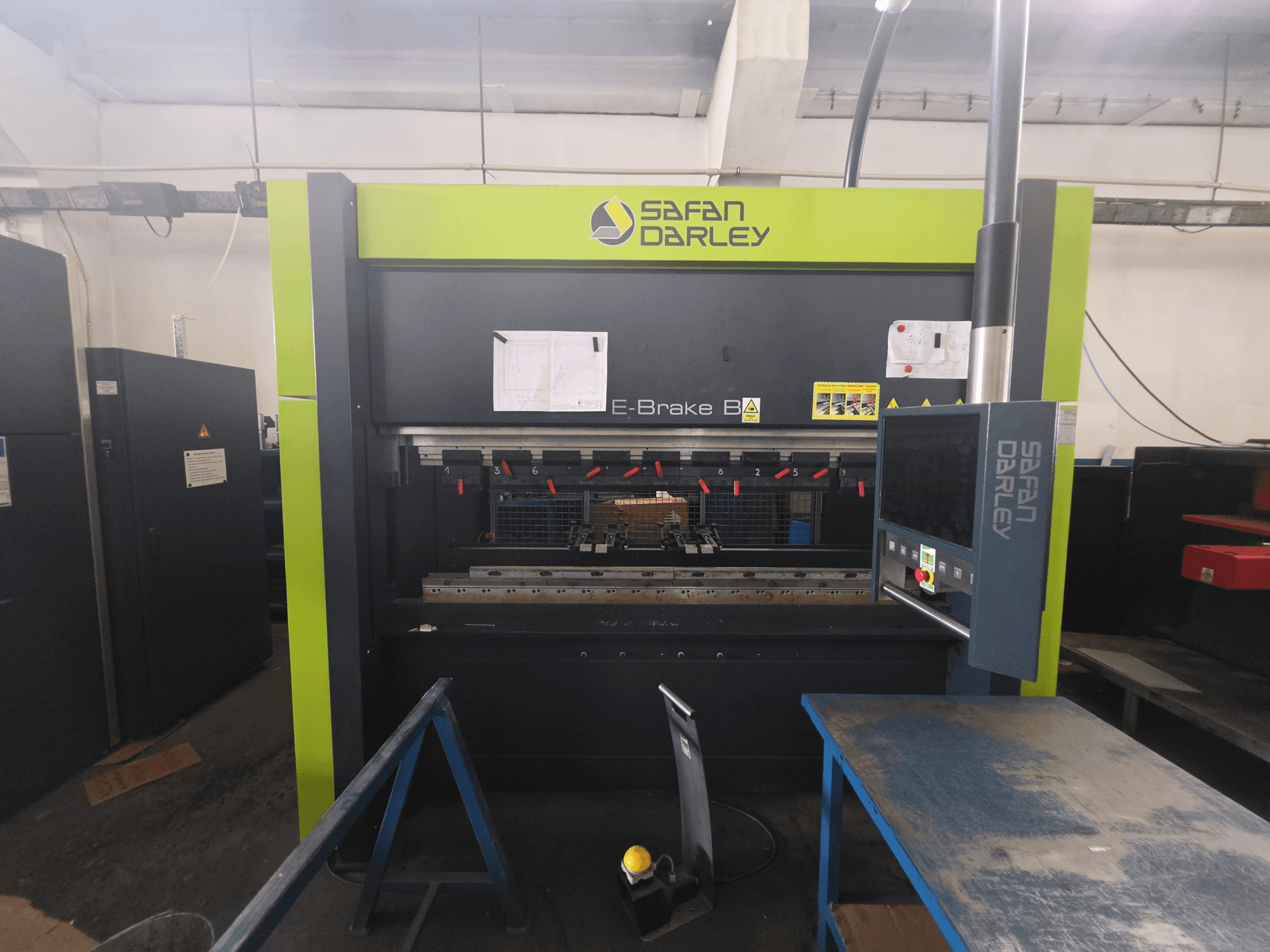 SAFAN E-Brake B 50-2050 Abkantpresse, von vorne gesehen, mit Bedienfeld, Spannvorrichtungen und angezeigten Maschinendaten.