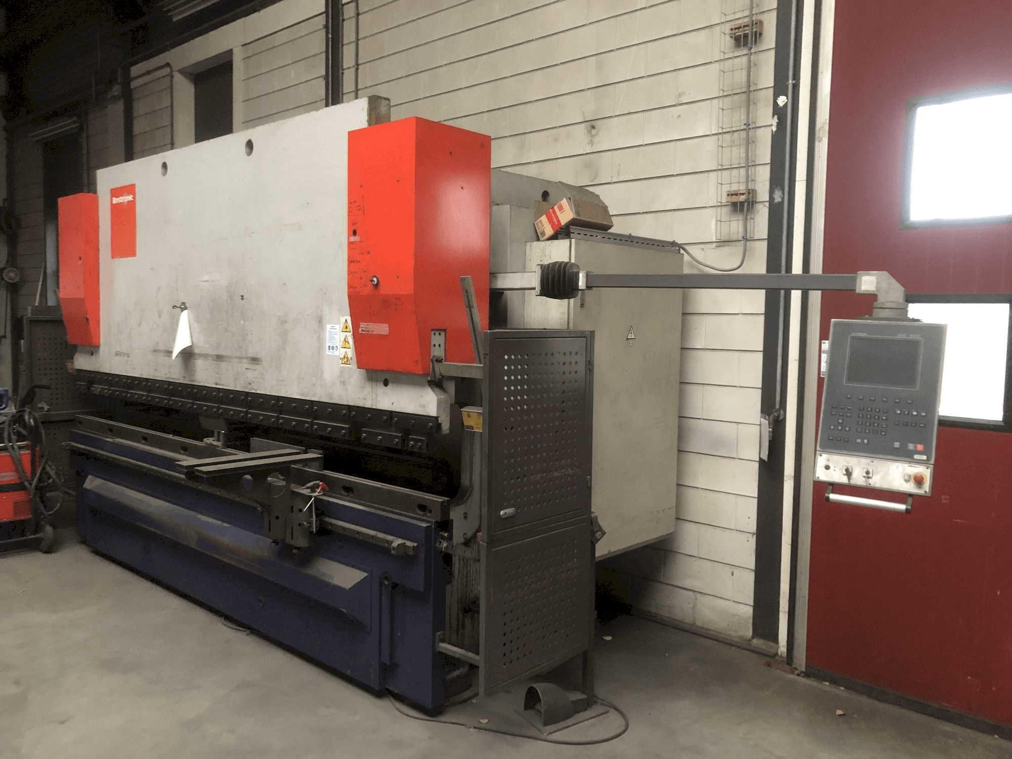 Rechte Seitenansicht der Bystronic EP40-160 Maschine