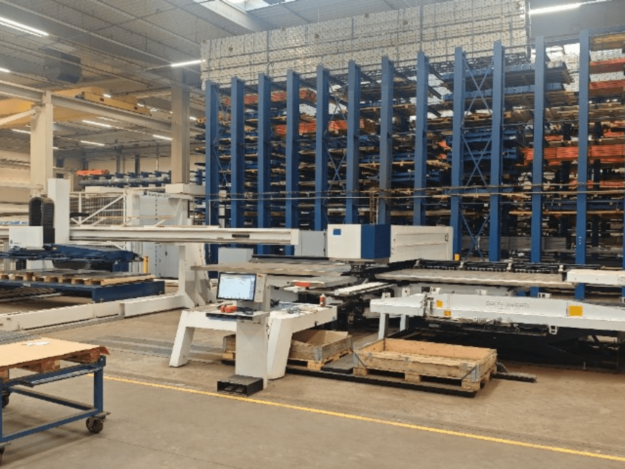 CNC-Stanzmaschine TRUMPF TruPunch 5000 S12 in einer Werkstatt, von vorne gesehen mit Bedienfeld und Lagerbereich.