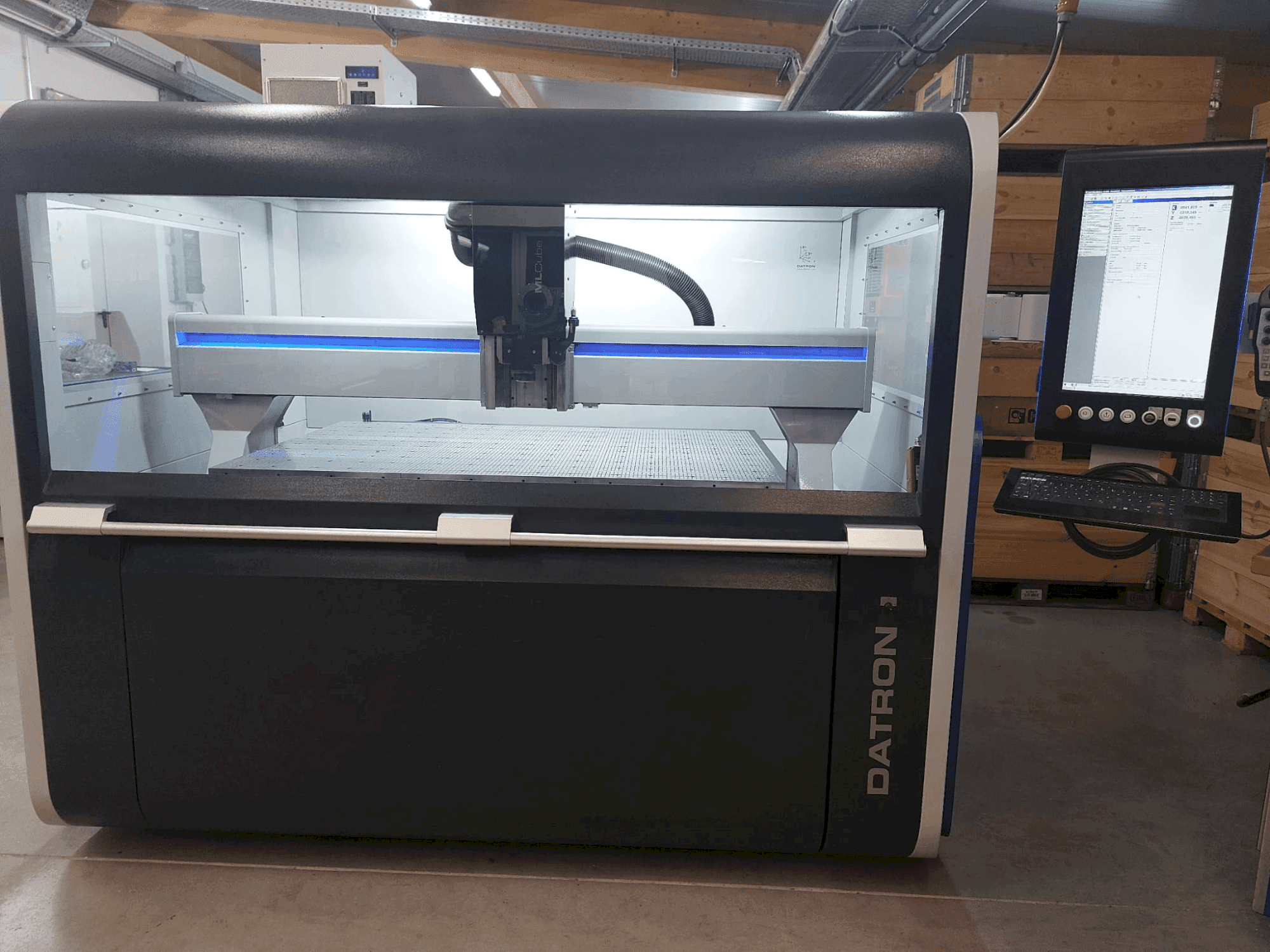 Frontansicht der Datron MLCube LS Maschine