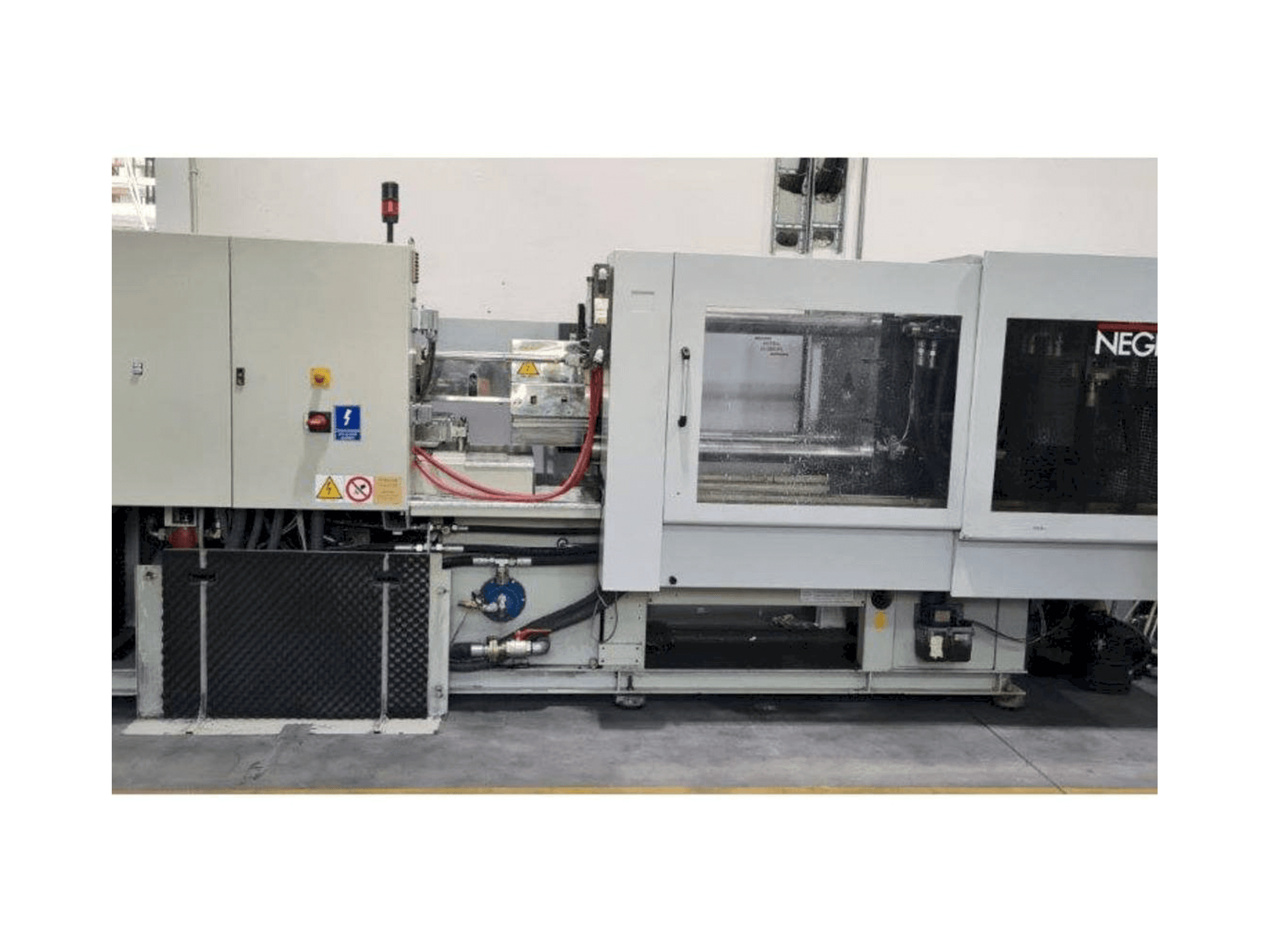 Frontansicht der Negri Bossi V210 Maschine