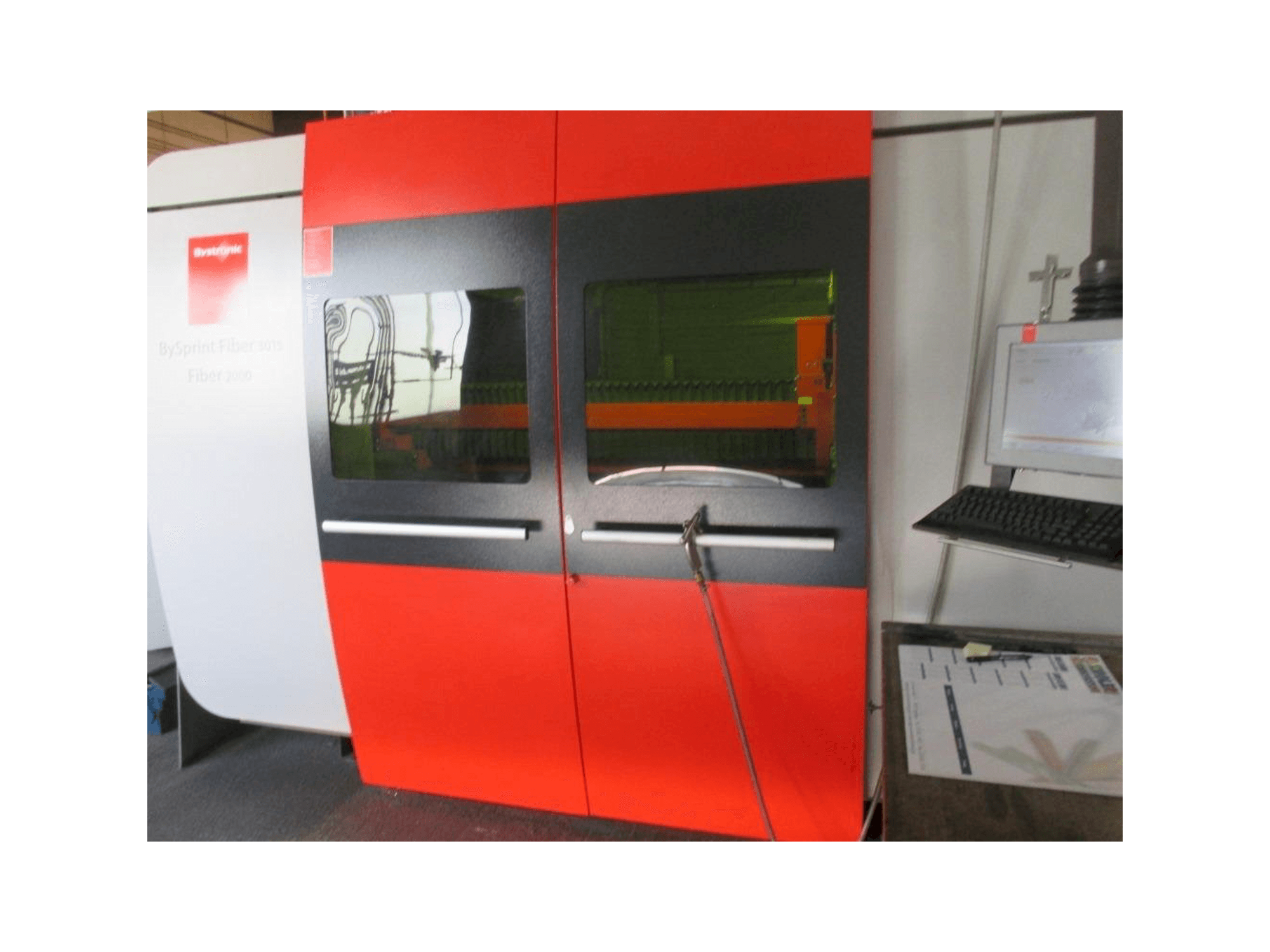 Frontansicht der Bystronic BySprint Fiber 3015 Maschine