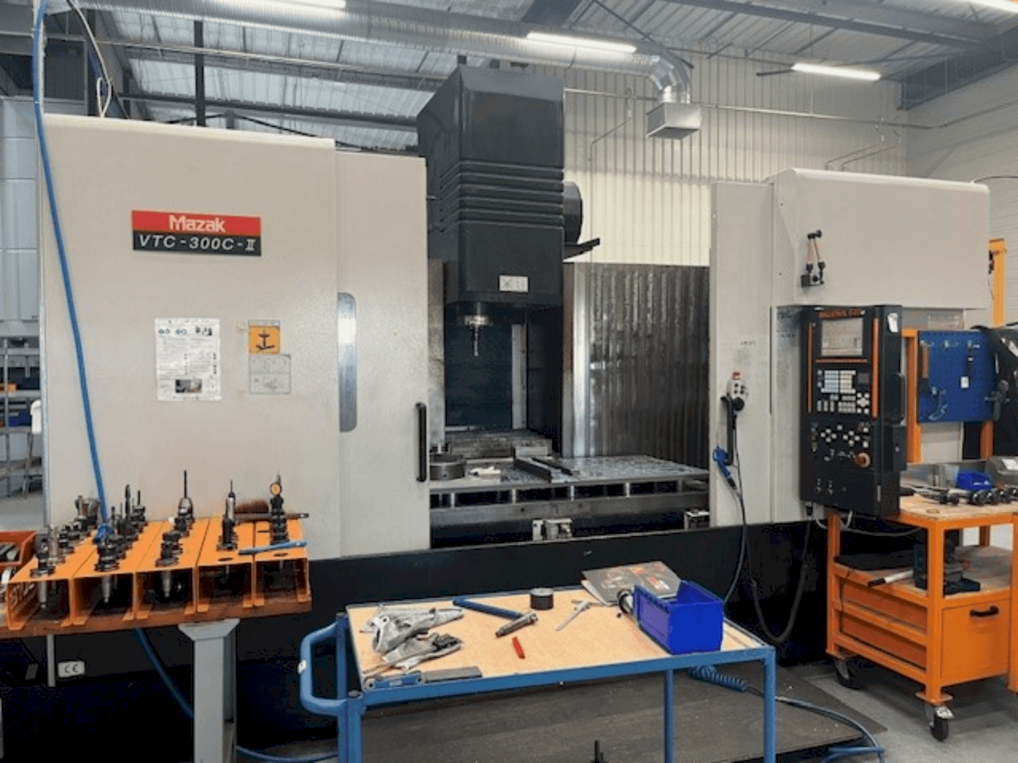 Frontansicht der Mazak VTC-300C-II Maschine