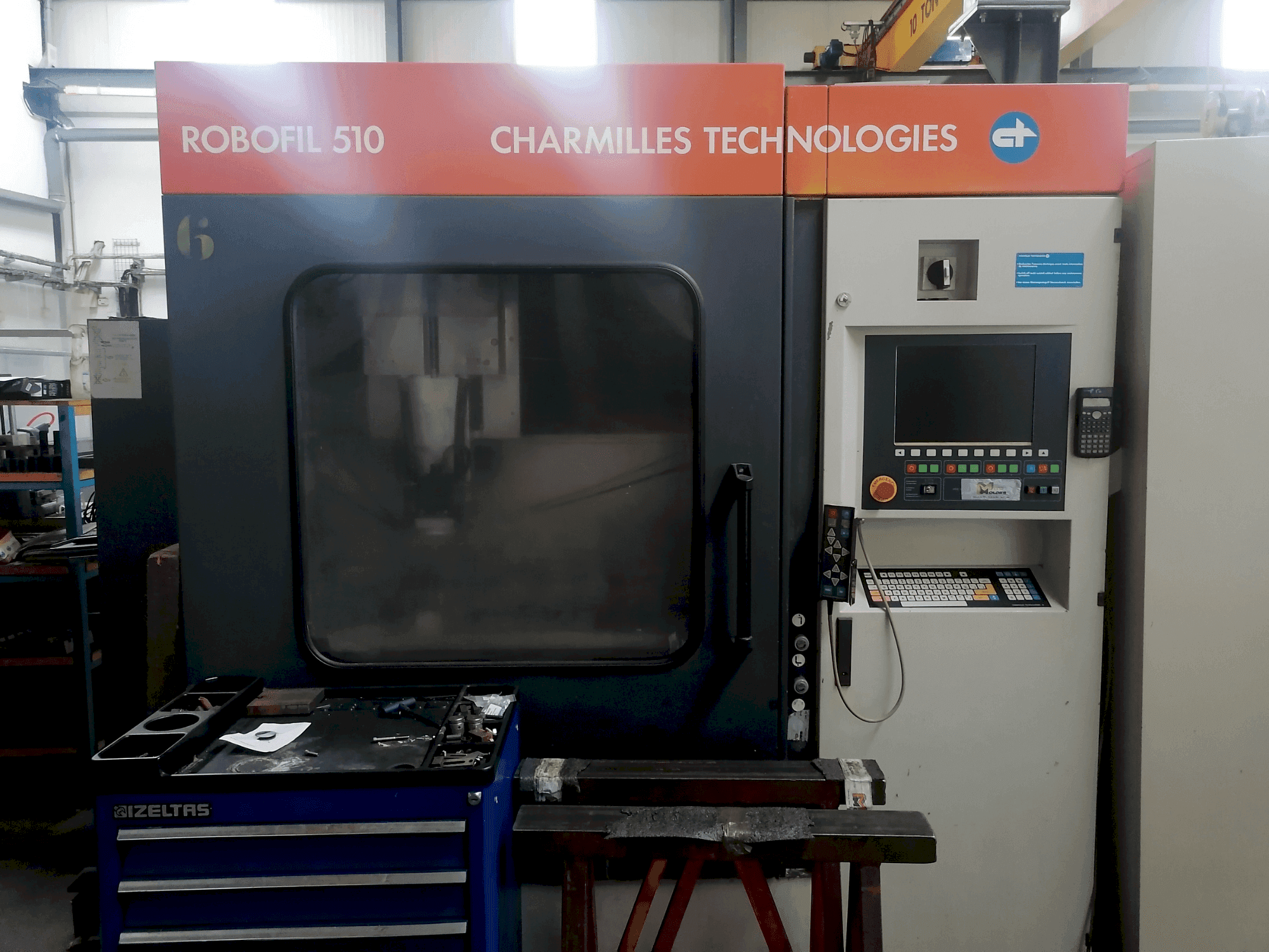 Frontansicht der CHARMILLES Robofil 510 Maschine