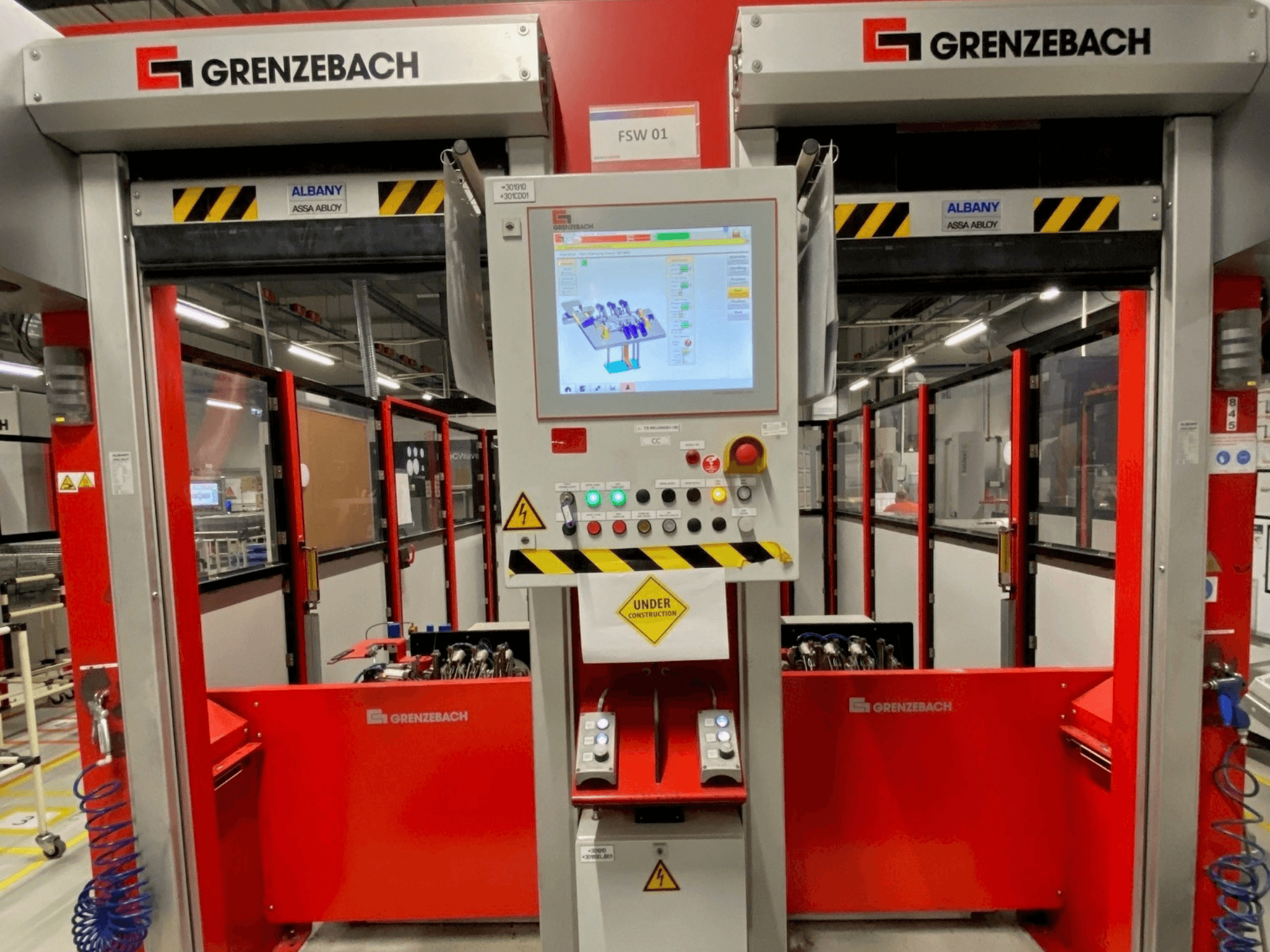 Vorderansicht des GRENZEBACH FSW GenRob 01-Roboterarms mit einem Bedienfeld mit Touchscreen und verschiedenen Bedientasten.