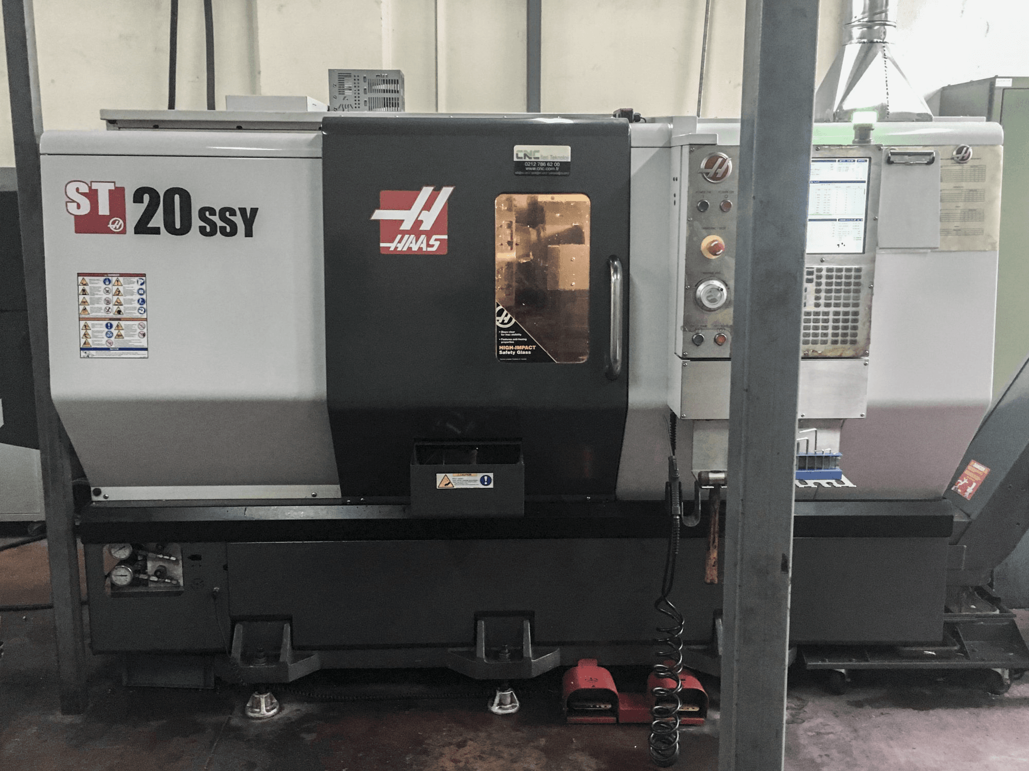 Frontansicht der HAAS ST-20SSY Maschine