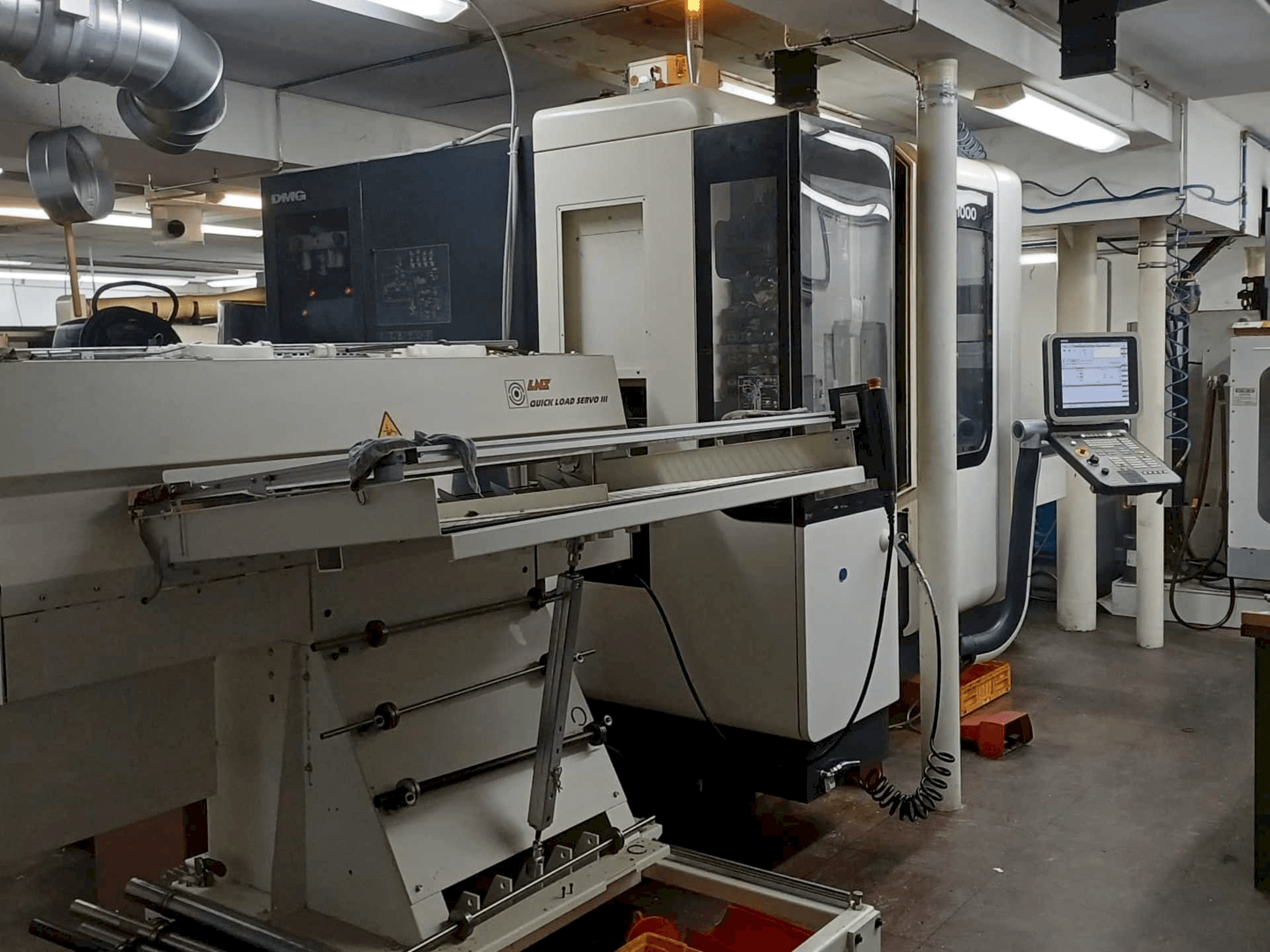 Linke Seitenansicht der DMG NTX1000 Maschine