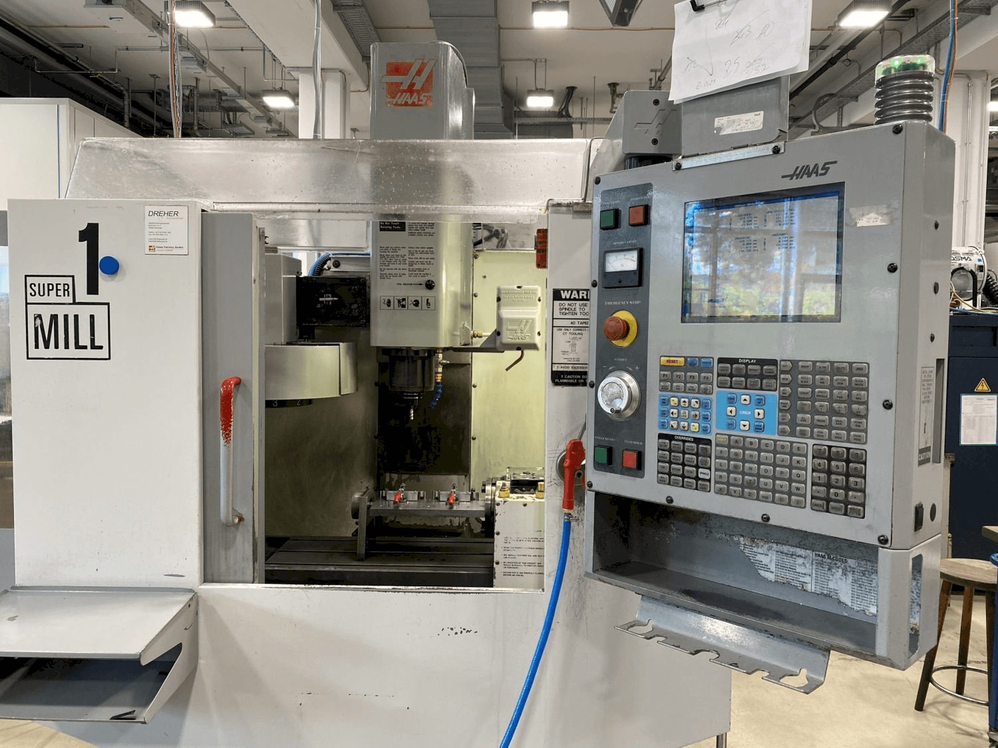 Frontansicht der HAAS S Minimill Maschine