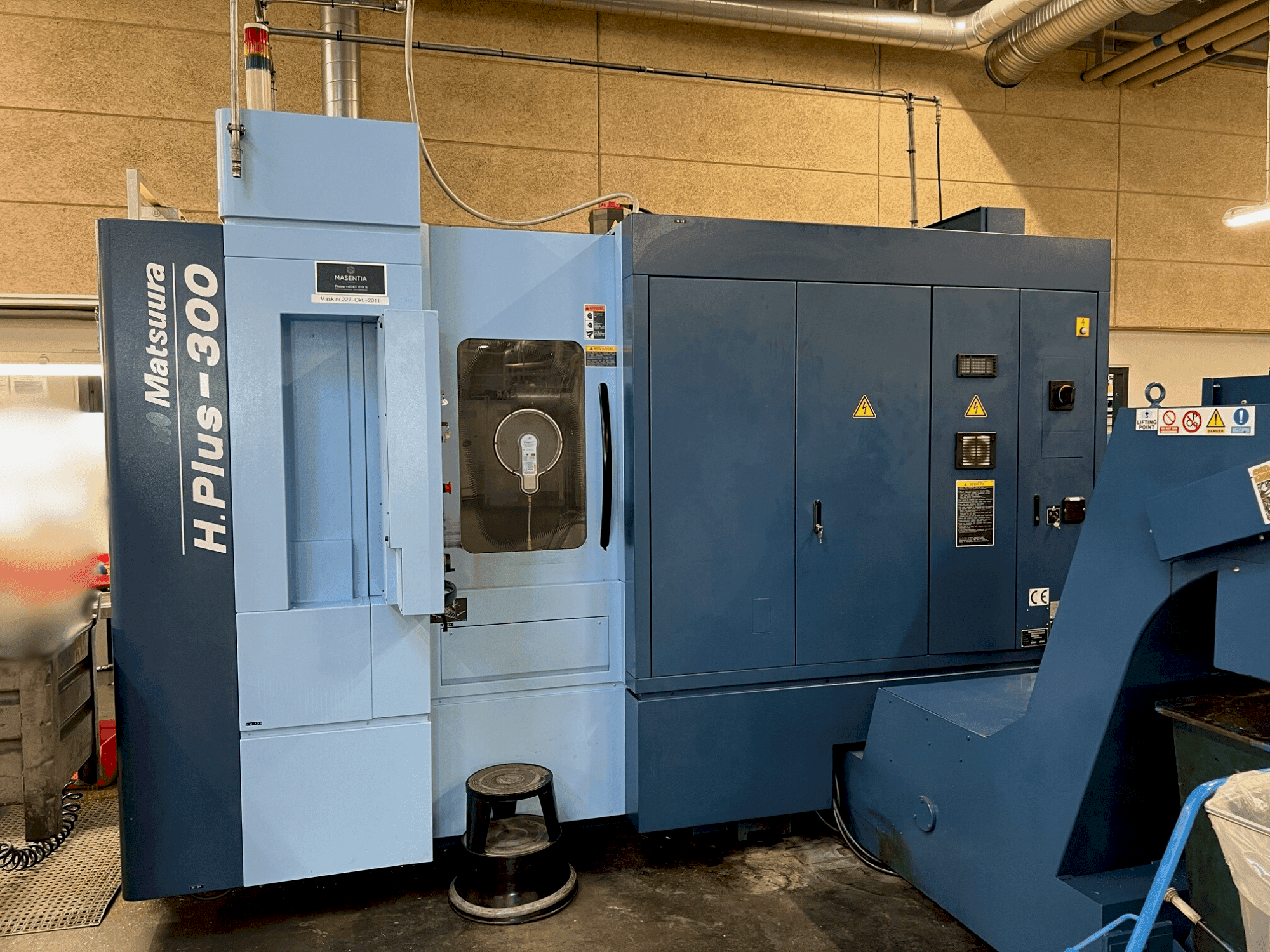 Frontansicht der Matsuura H.PLUS-300 Maschine